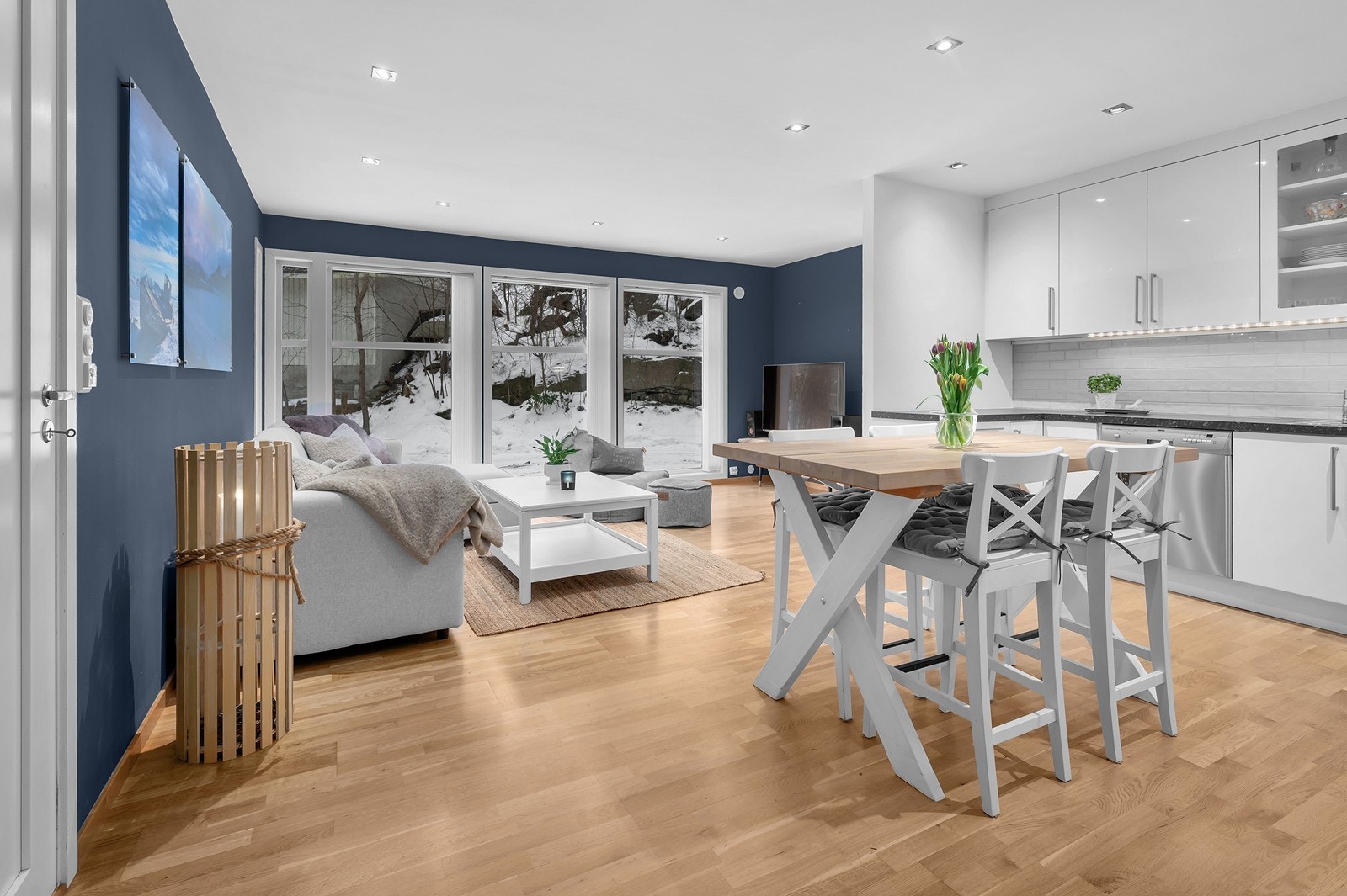 Deilig og åpent med åpen kjøkkenløsning. Store vindusflater som nesten strekker seg fra gulv til himling gir et godt innslipp av lys. Galleribilde