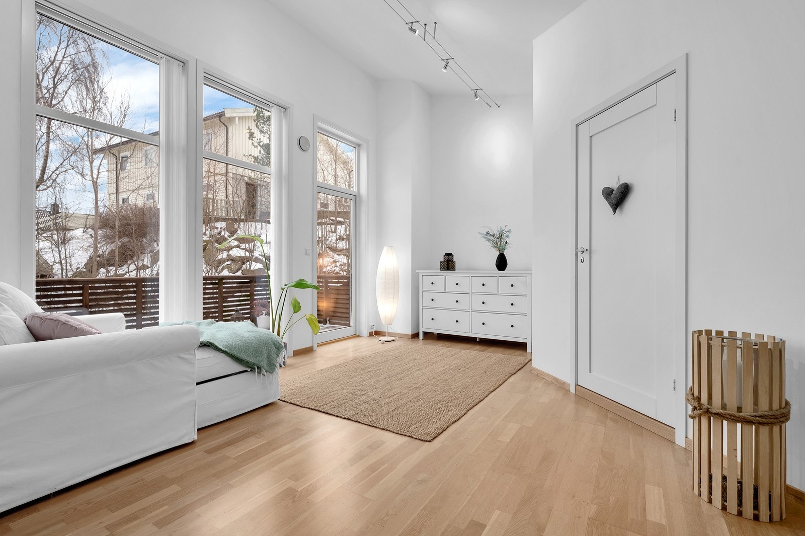 Meget innbydende vertikaldelt tomannsbolig med blant annet denne loftstuen med generøs takhøyde. Galleribilde