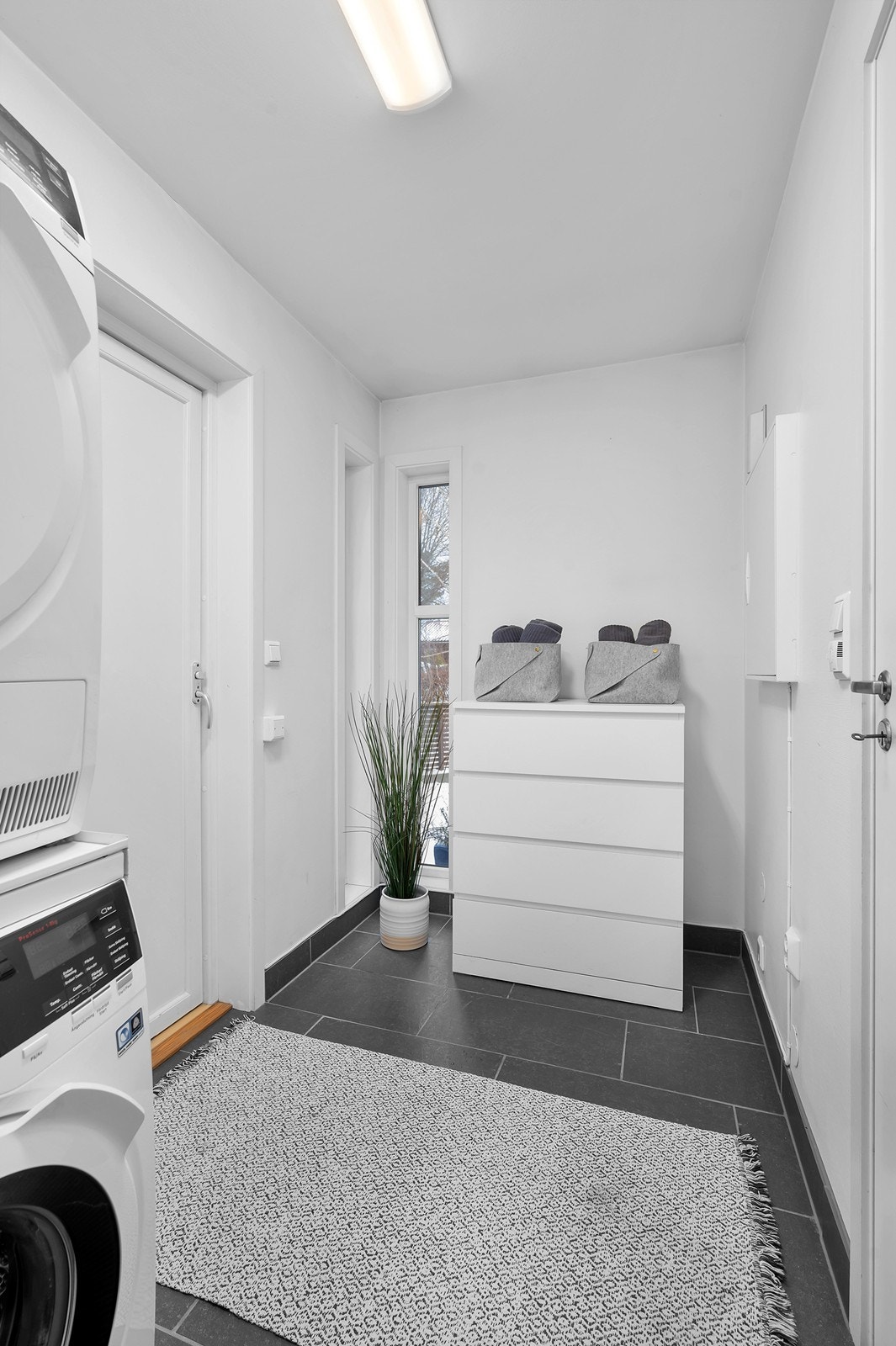 Gjennomgang med dør til entrèen. Galleribilde