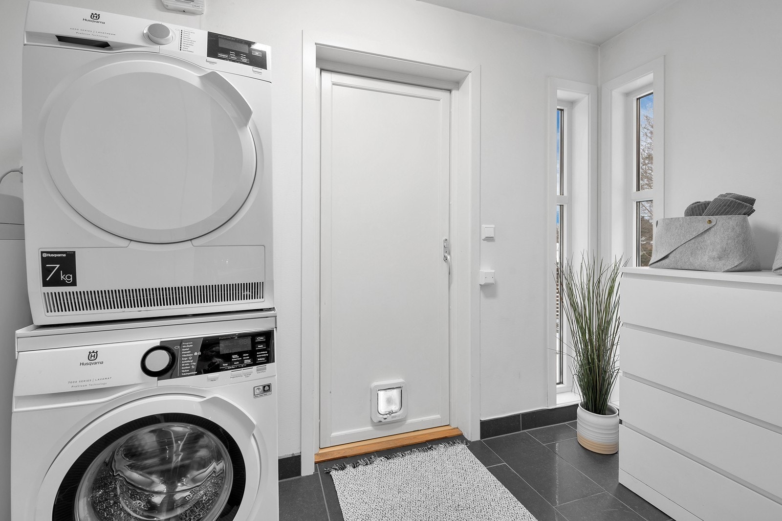 Det er praktisk og deilig med eget flislagt vaskerom. Elektriske varmekabler i gulv. Galleribilde