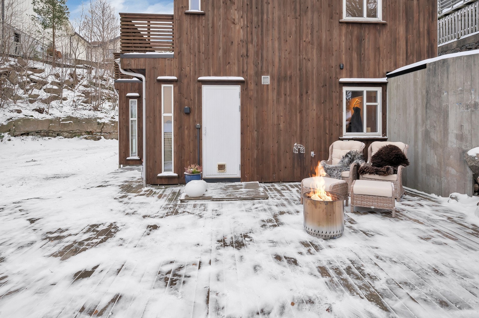 Det er to innganger til boligen. Døren rett frem har tilkomst til eget vaskerom. Galleribilde