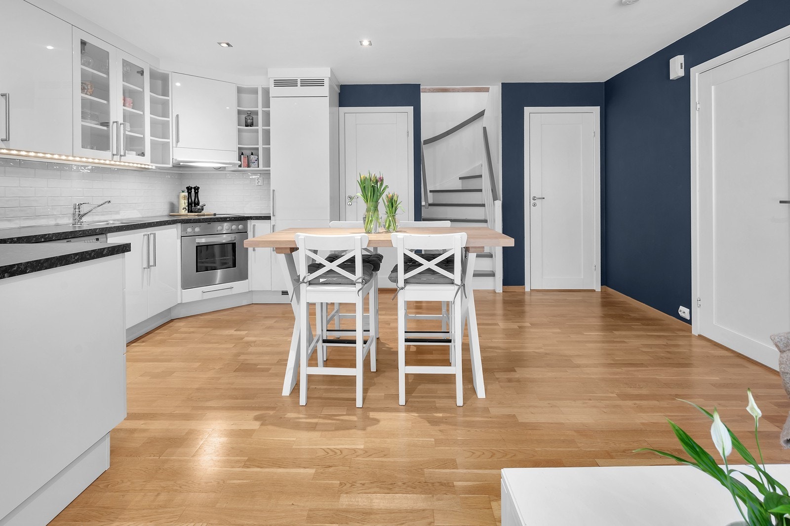 I overgangen fra stue til kjøkken er det mulig å møblere med spisebord og stoler. Galleribilde