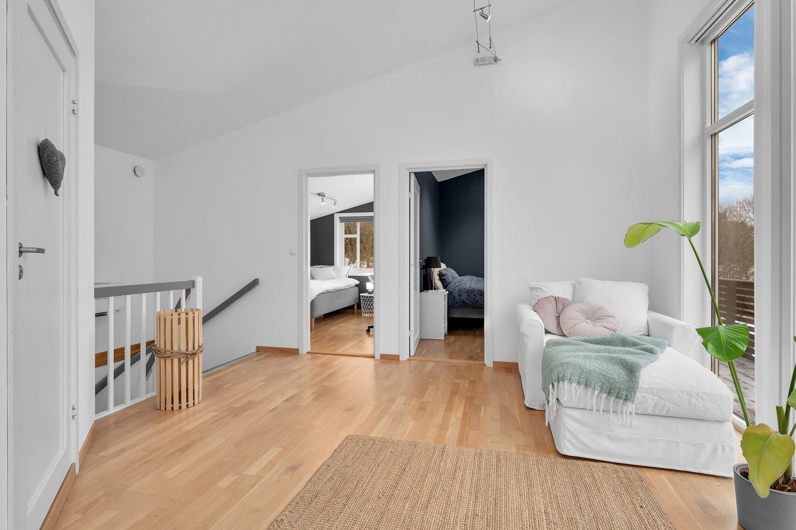 Velkommen opp til denne herlige etasjen med en luftig loftstue med generøs takhøyde. Det er montert varmepumpe i trappen. Galleribilde