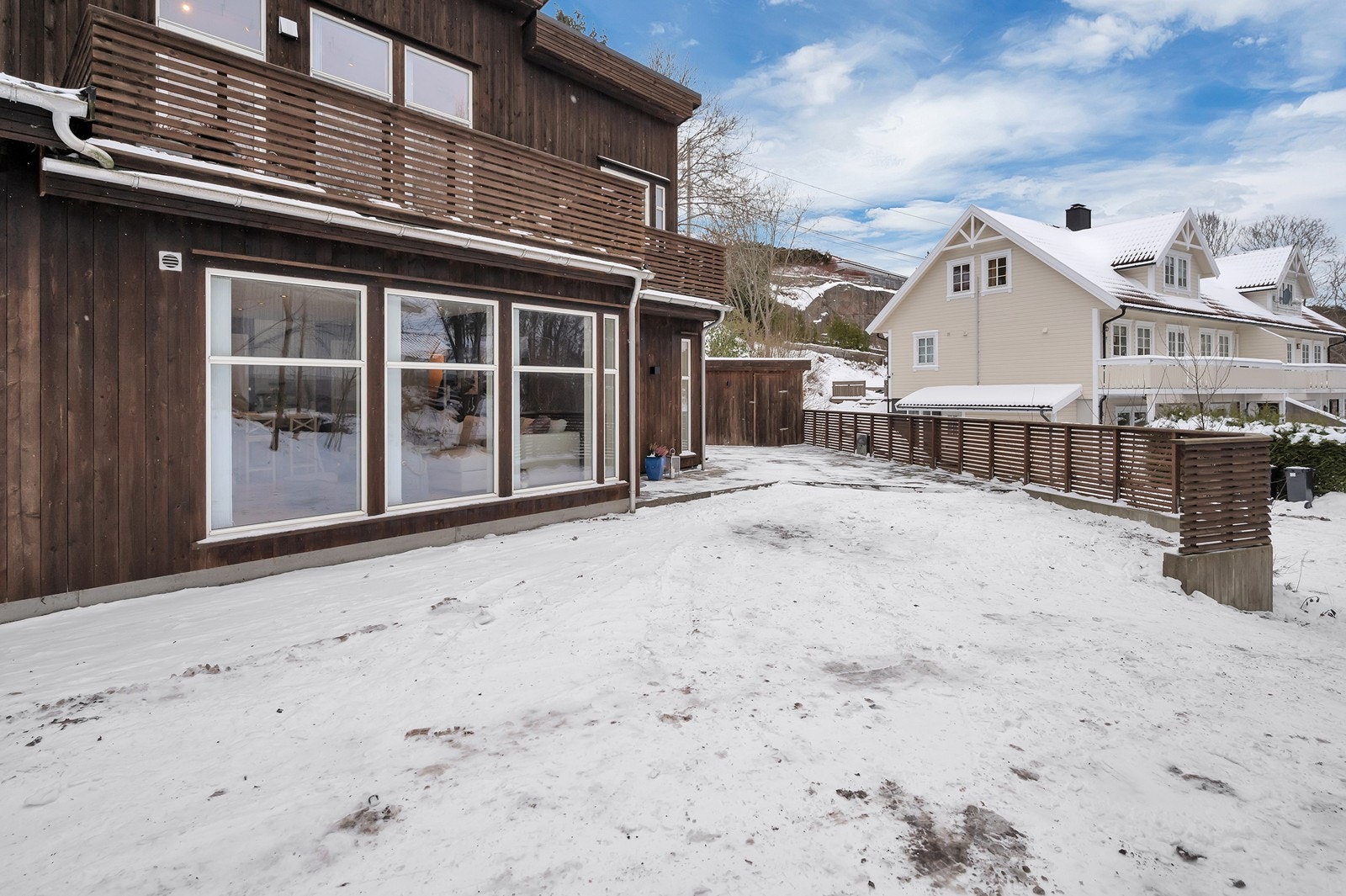 Gode parkeringsmuligheter på tomten. Galleribilde