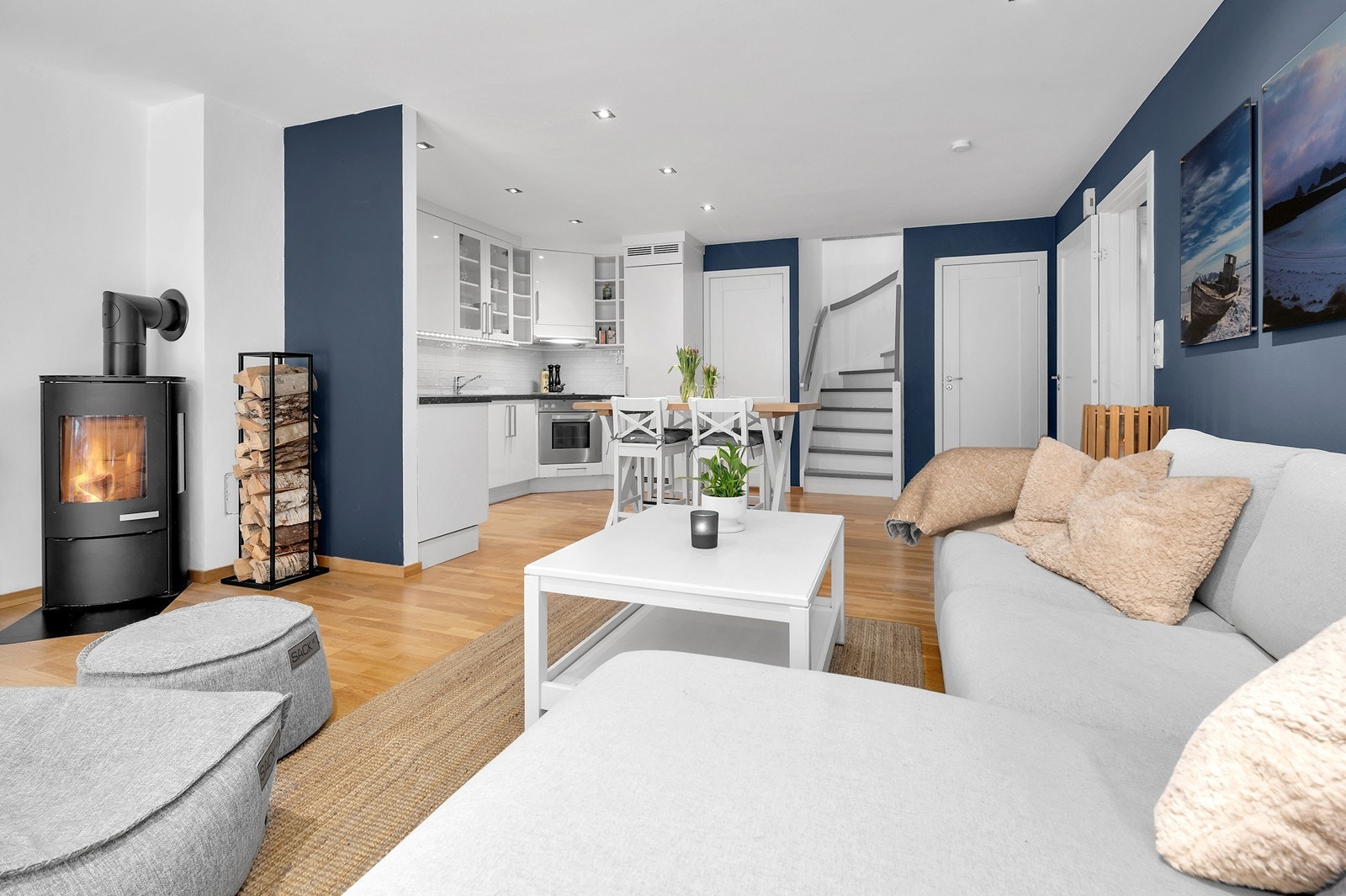 Det er montert vedovn i stuen for hyggen og de kalde dagene. Galleribilde