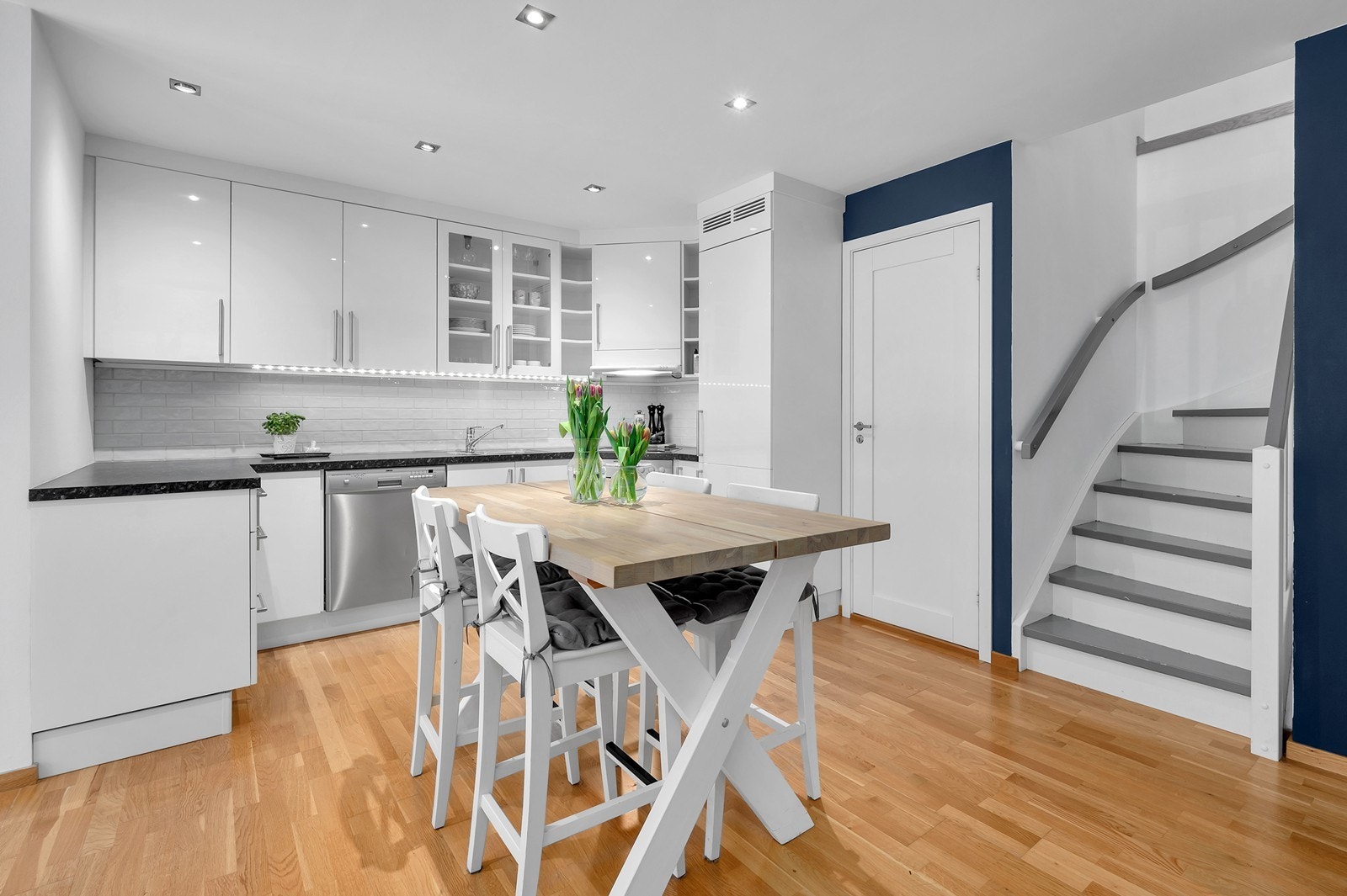 Vi titter nærmere på det flotte kjøkkenet fra Strai. Legg merke til de delikate flisene mellom benkeplate og overskap. Galleribilde