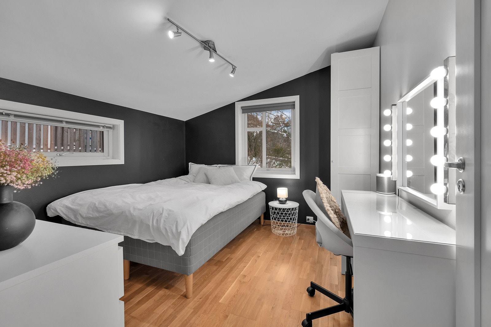 God plass til seng. Praktisk garderobeskap i enden følger med. Galleribilde