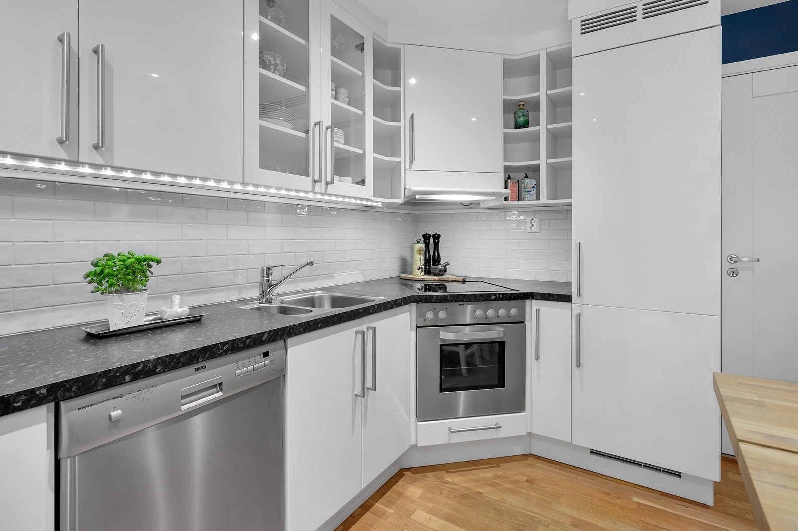 Kjøkkenet er utstyrt med oppvaskmaskin, komfyr med koketopp og kjøleskap. Også godt med skap- og benkeplass. Galleribilde