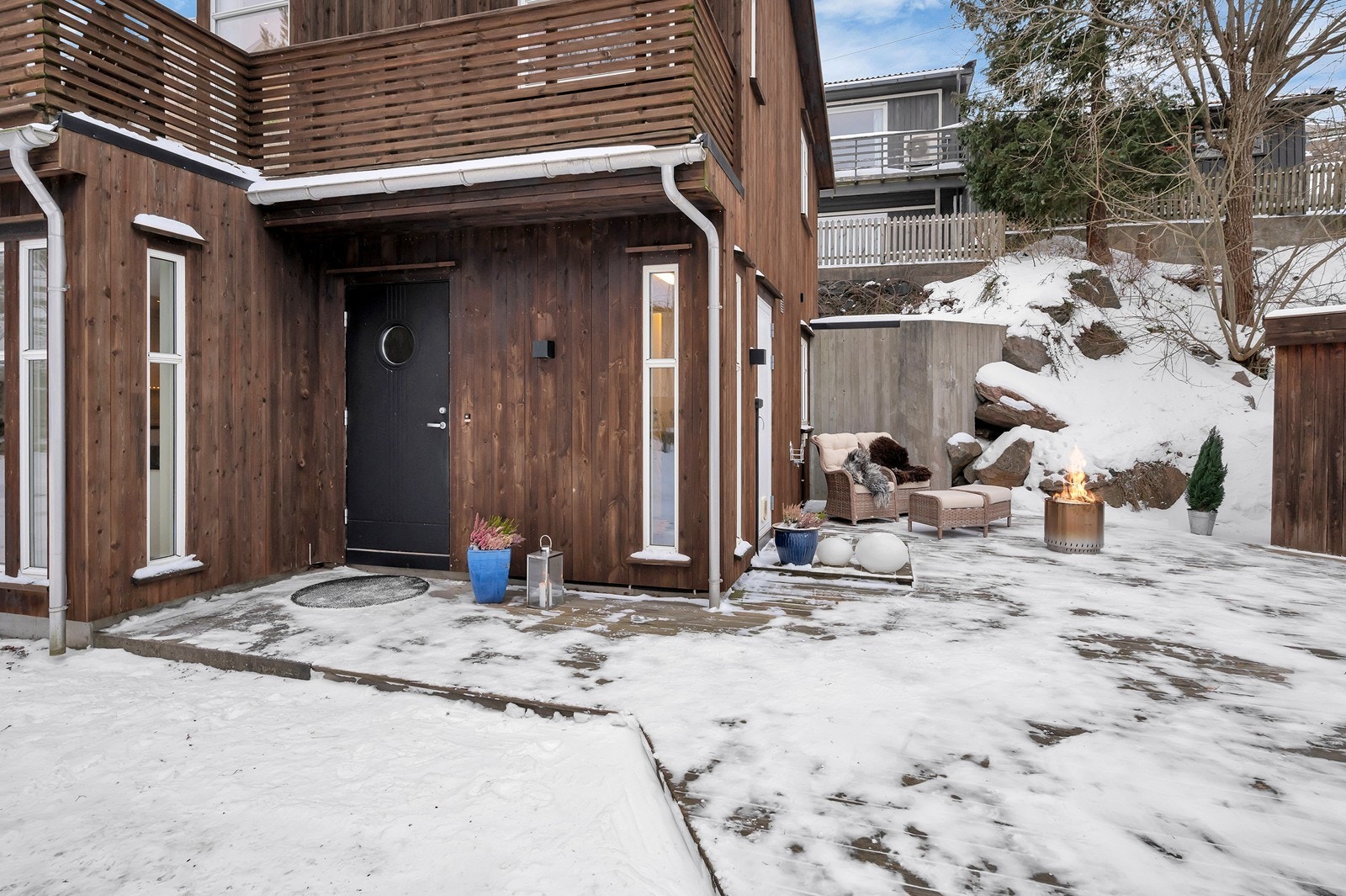 Inngangspartiet som er opparbeidet med en solrik platting. Galleribilde