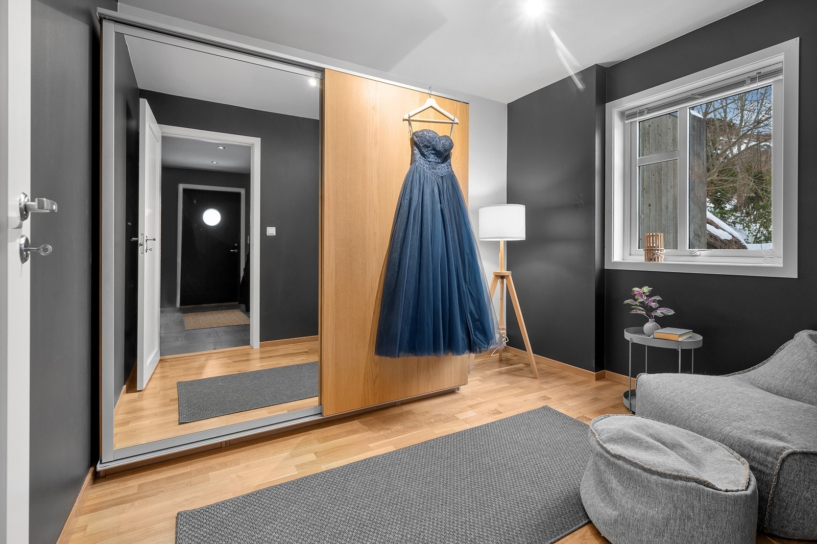 I enden av entrèen nede finner du det ene av 3 soverom med stort garderobeskap. Fungerer utmerket til kontor, barnerom eller gjesterom. Galleribilde