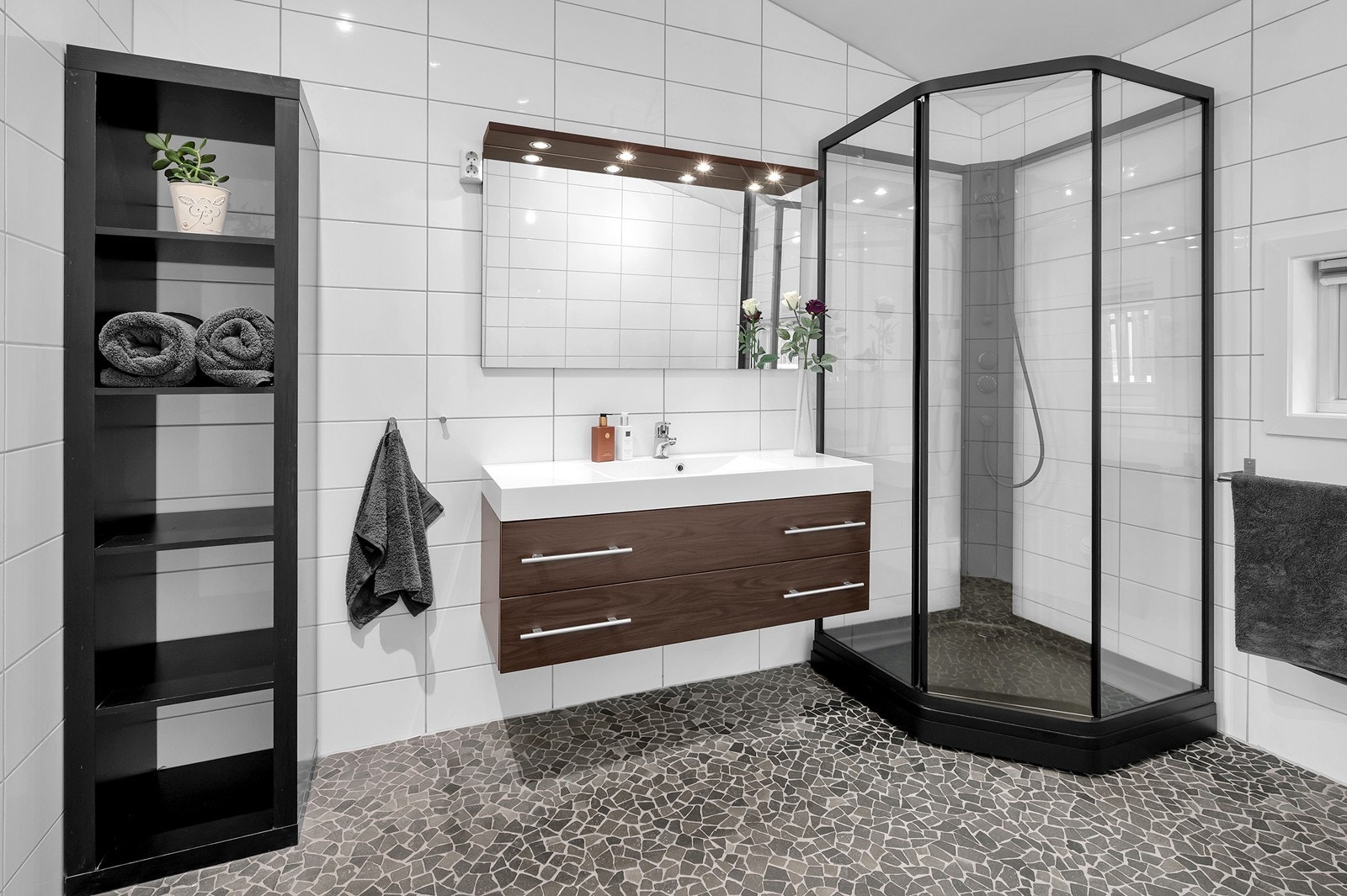 Godt med oppbevaringsmuligheter er det også. I gulv er det elektriske varmekabler. Galleribilde