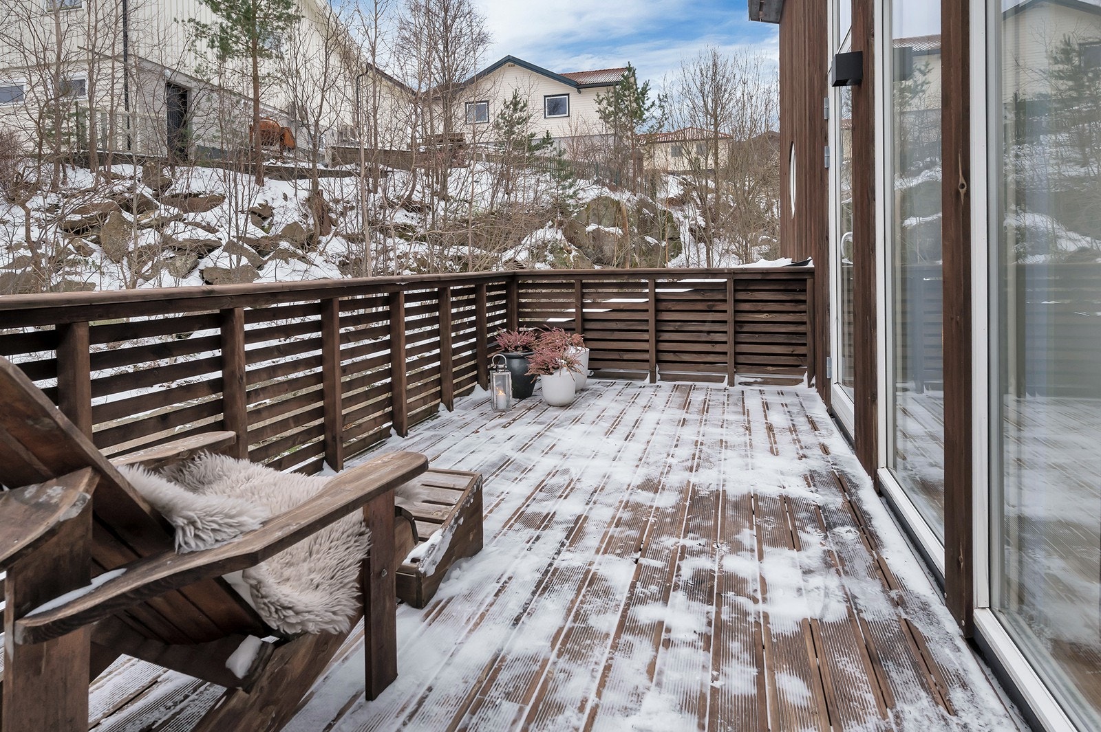 Verandaen vender mot syd og man har sol til langt på ettermiddag og kveld sommerstid. Galleribilde