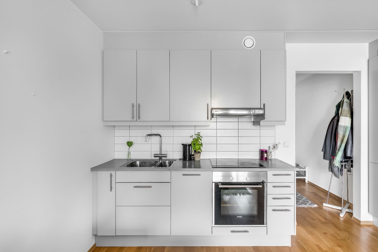 Lekkert kjøkken med ingtegrerte hvitevarer Galleribilde