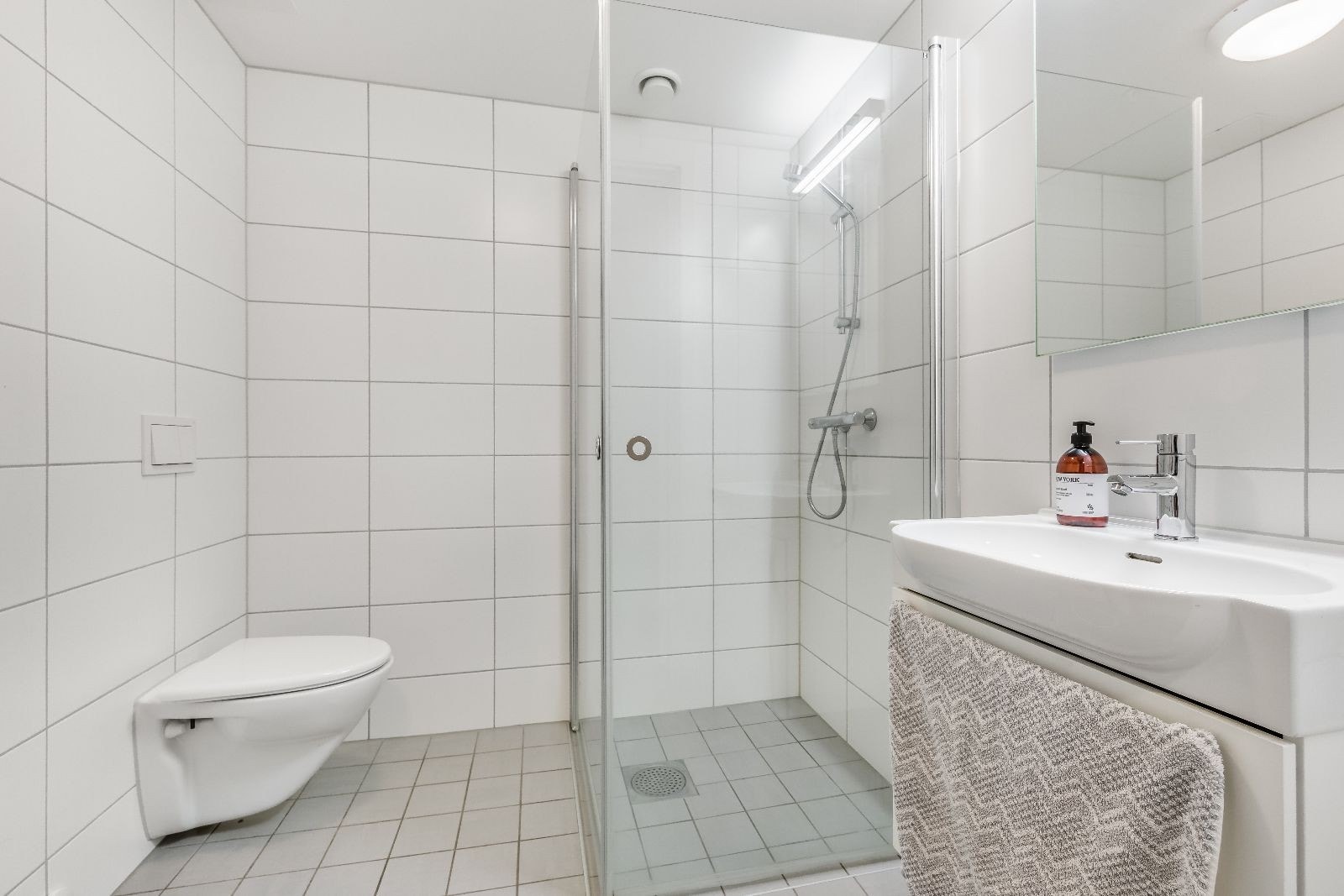 Pent flislagt bad med varmekabler. Opplegg for vaskemaskin. Galleribilde