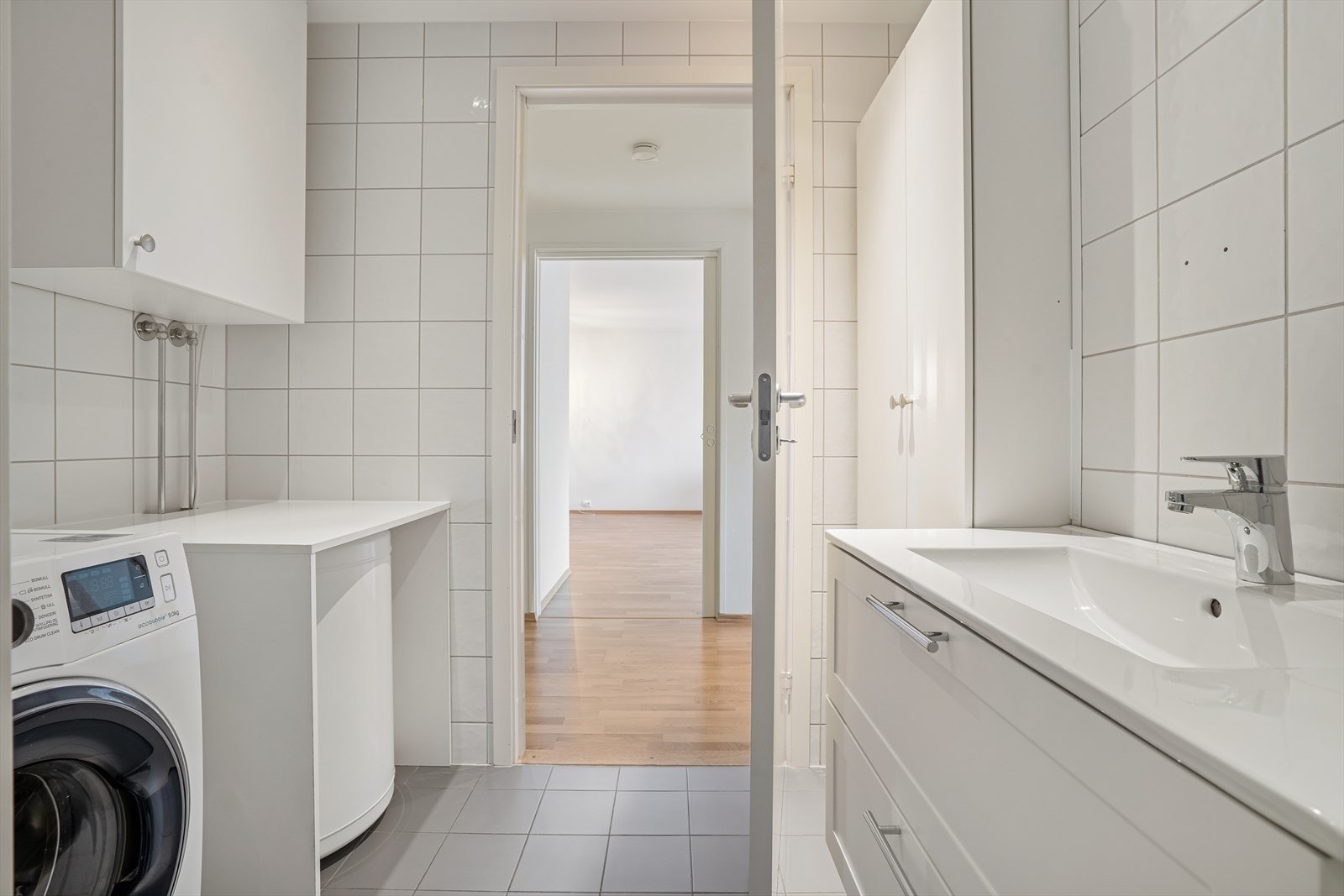 Flislagte vegger og gulv med elektriske varmekabler gir et funksjonelt våtrom. Galleribilde