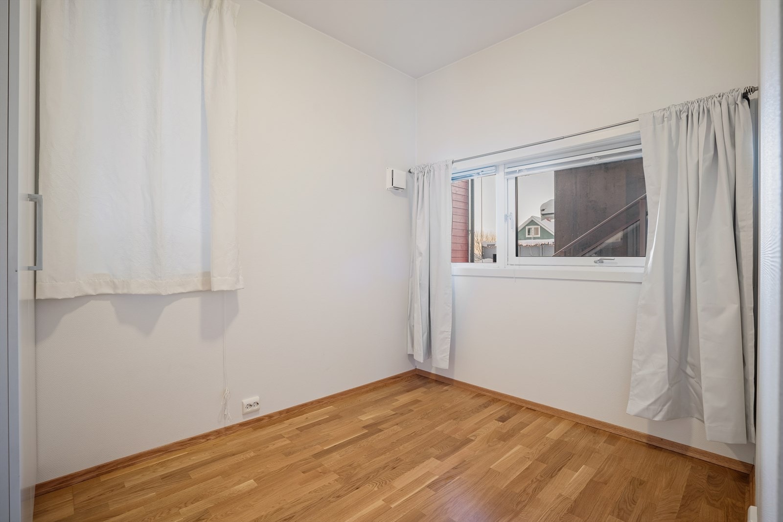 Plass til seng og oppbevaring i det minste rommet. Galleribilde