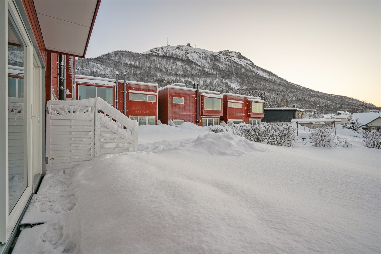 Terrasse med trykkimpregnert dekke gir et solid uteområde. Flott utsyn ut over fjellene! Galleribilde