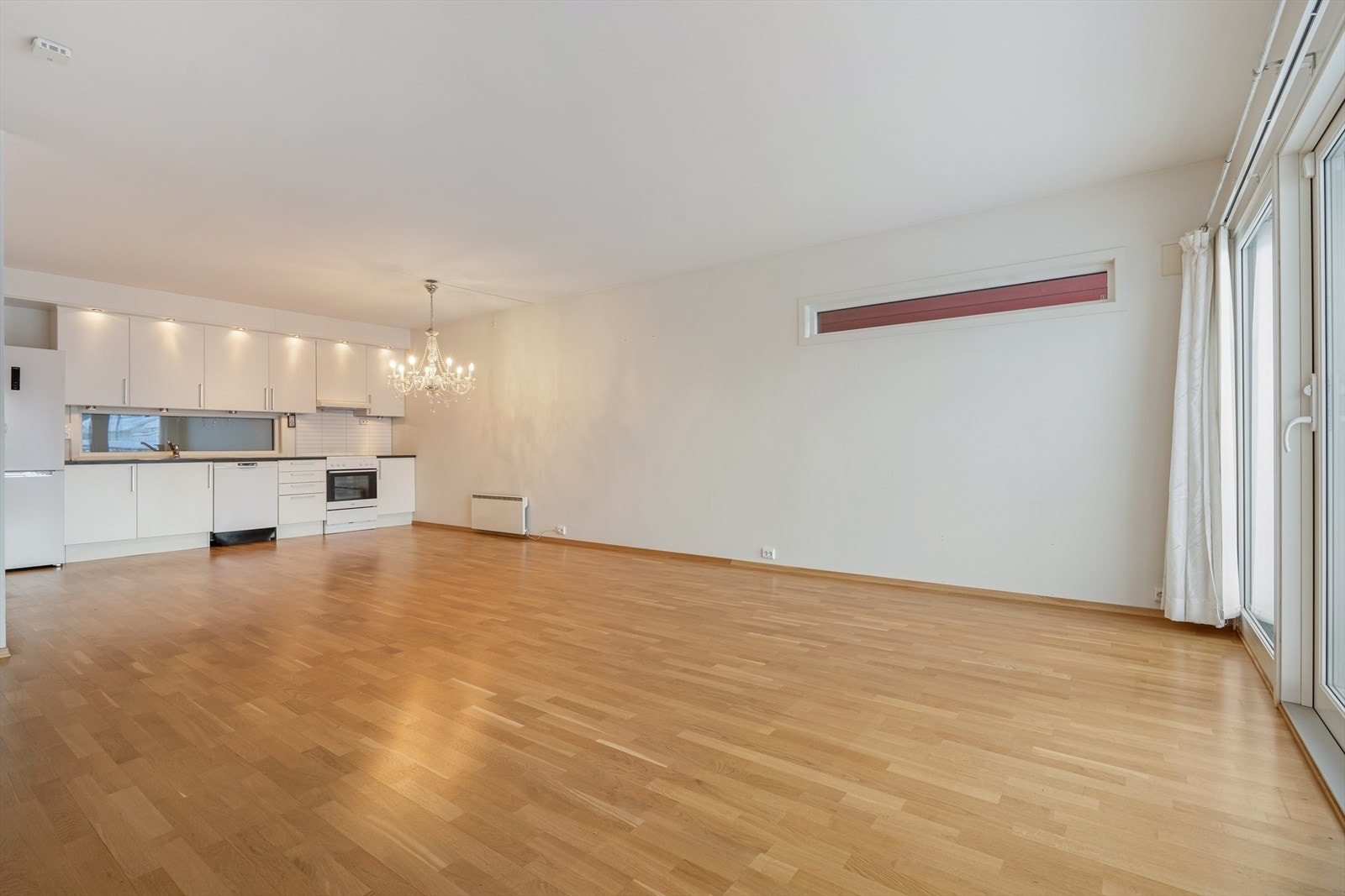 Kjøkkenet har glatte fronter og laminat benkeplate, med integrert oppvaskmaskin og komfyr. Galleribilde