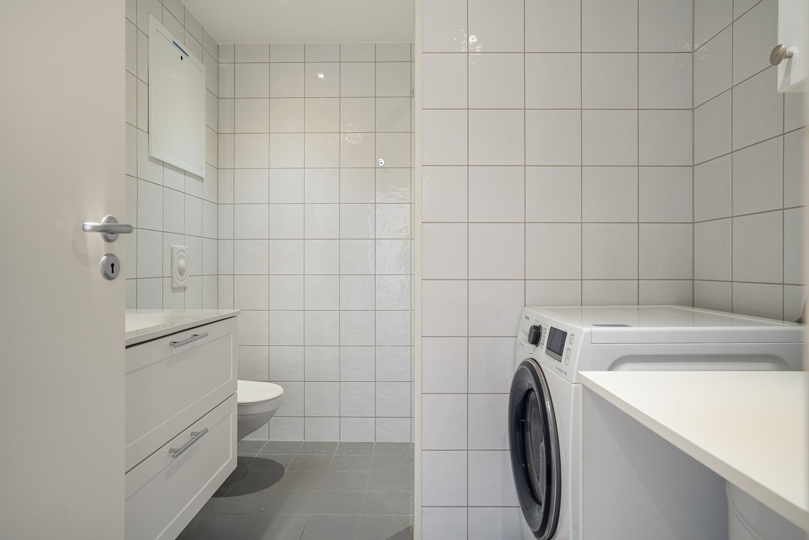 Det er opplegg for vaskemaskin på baderommet. Galleribilde