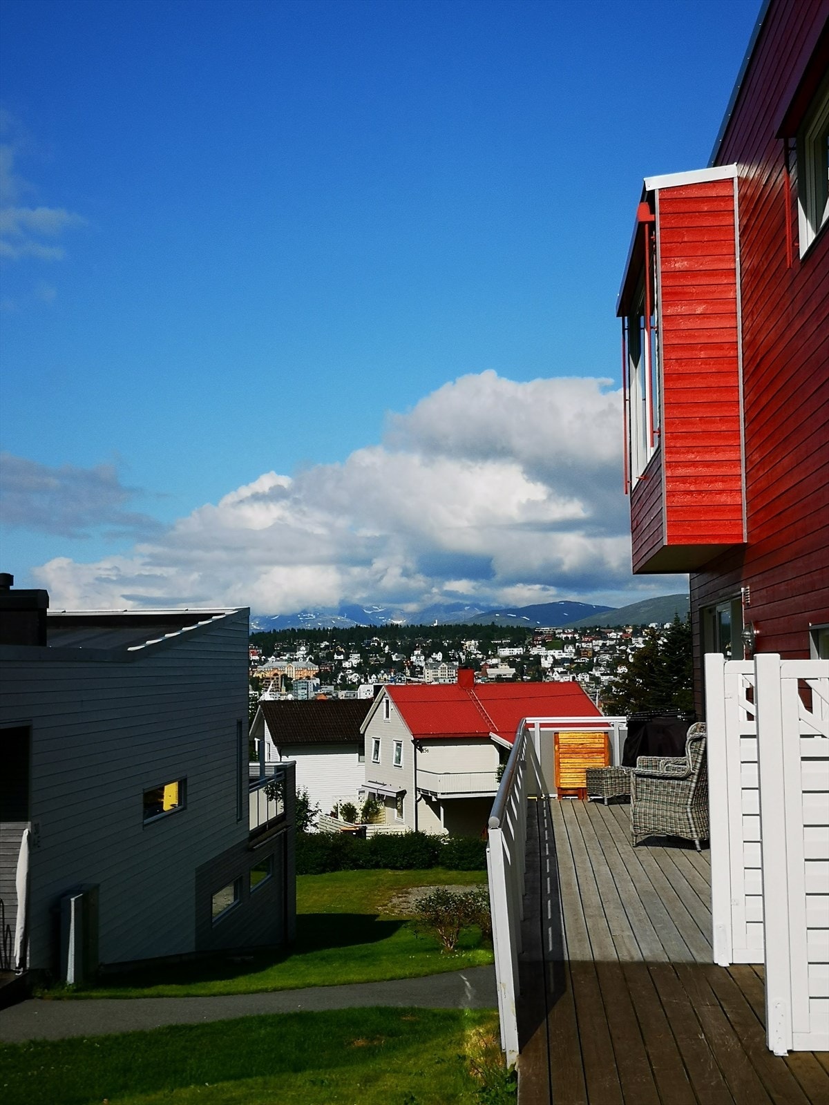 Utsikt fra terrasse en sommerdag (selgers bilde). Galleribilde