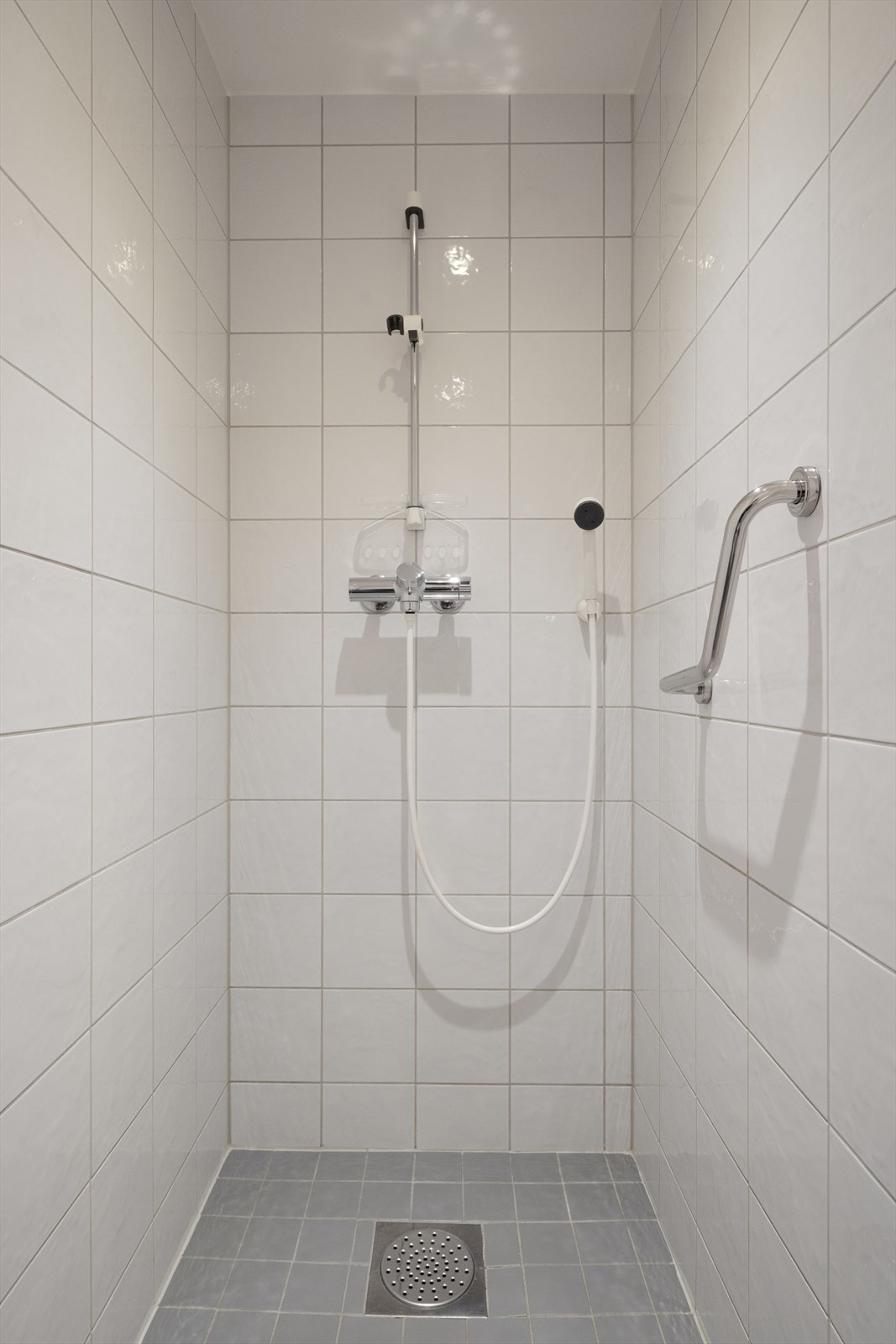 Dusjhjørne med keramiske fliser og mekanisk avtrekk sikrer godt inneklima. Galleribilde