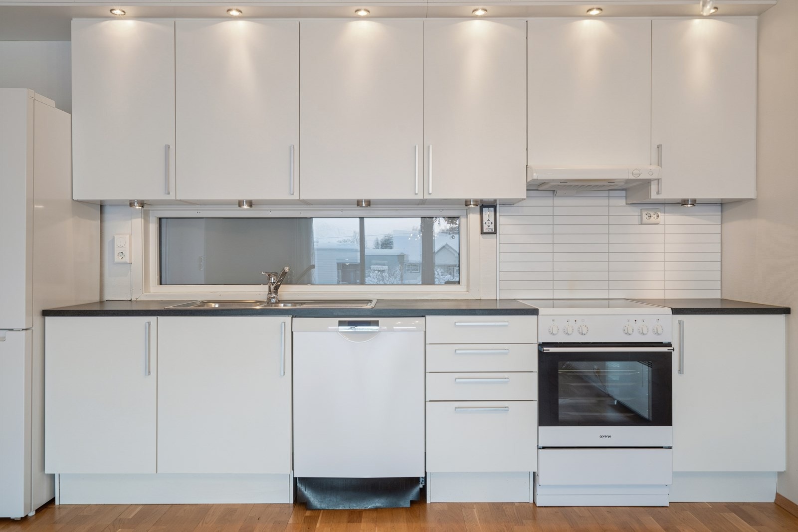 Det er rikelig med skap- og benkeplass. Galleribilde