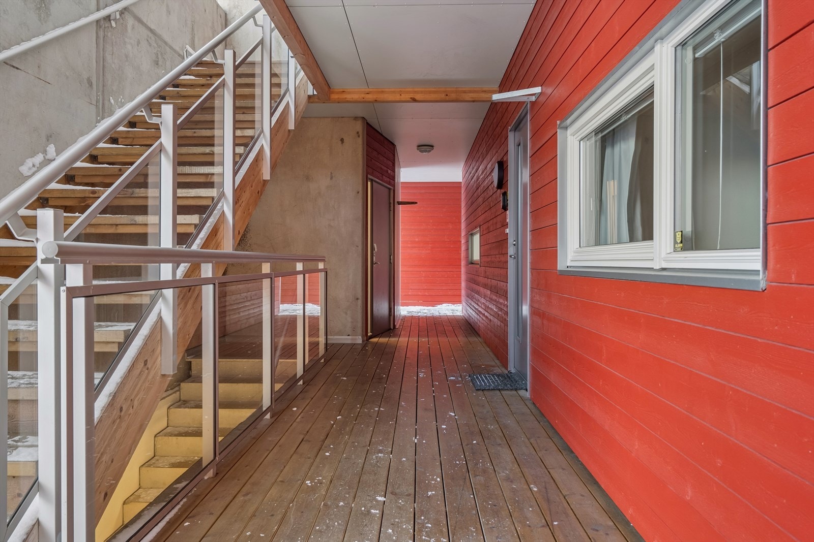 Felles inngangsparti med adkomst til garasjeplan. Galleribilde