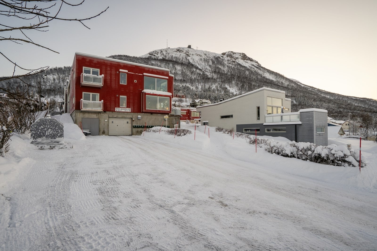 Boligblokken har en felles garasje med enkel adkomst fra veien. Galleribilde