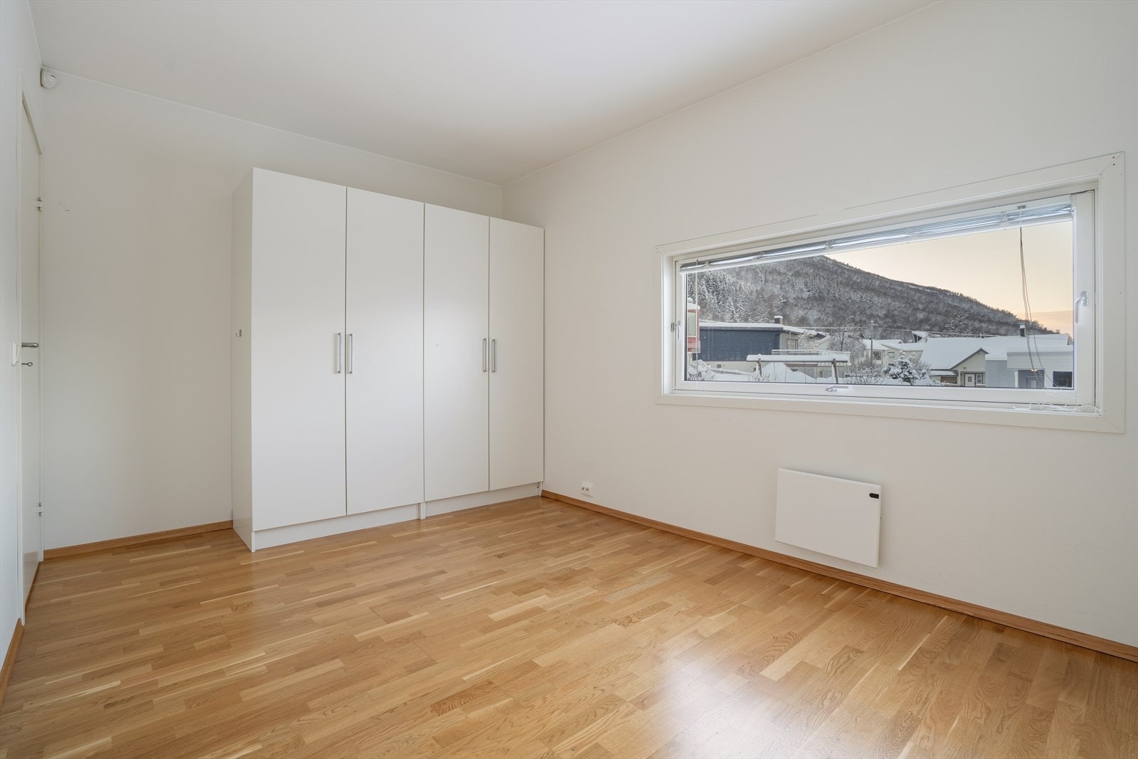 Garderobeskap gir god oppbevaringsplass i soverommet. Galleribilde