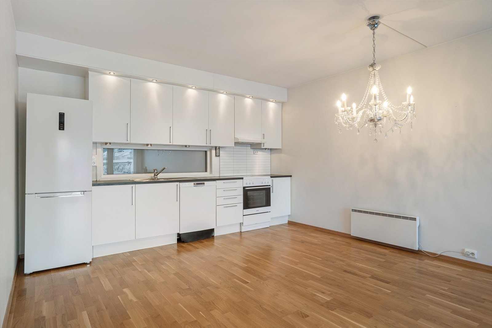 Kjøkkenet er utstyrt med kjøleskap, oppvaskmaskin og komfyr, og har en praktisk utforming. Galleribilde