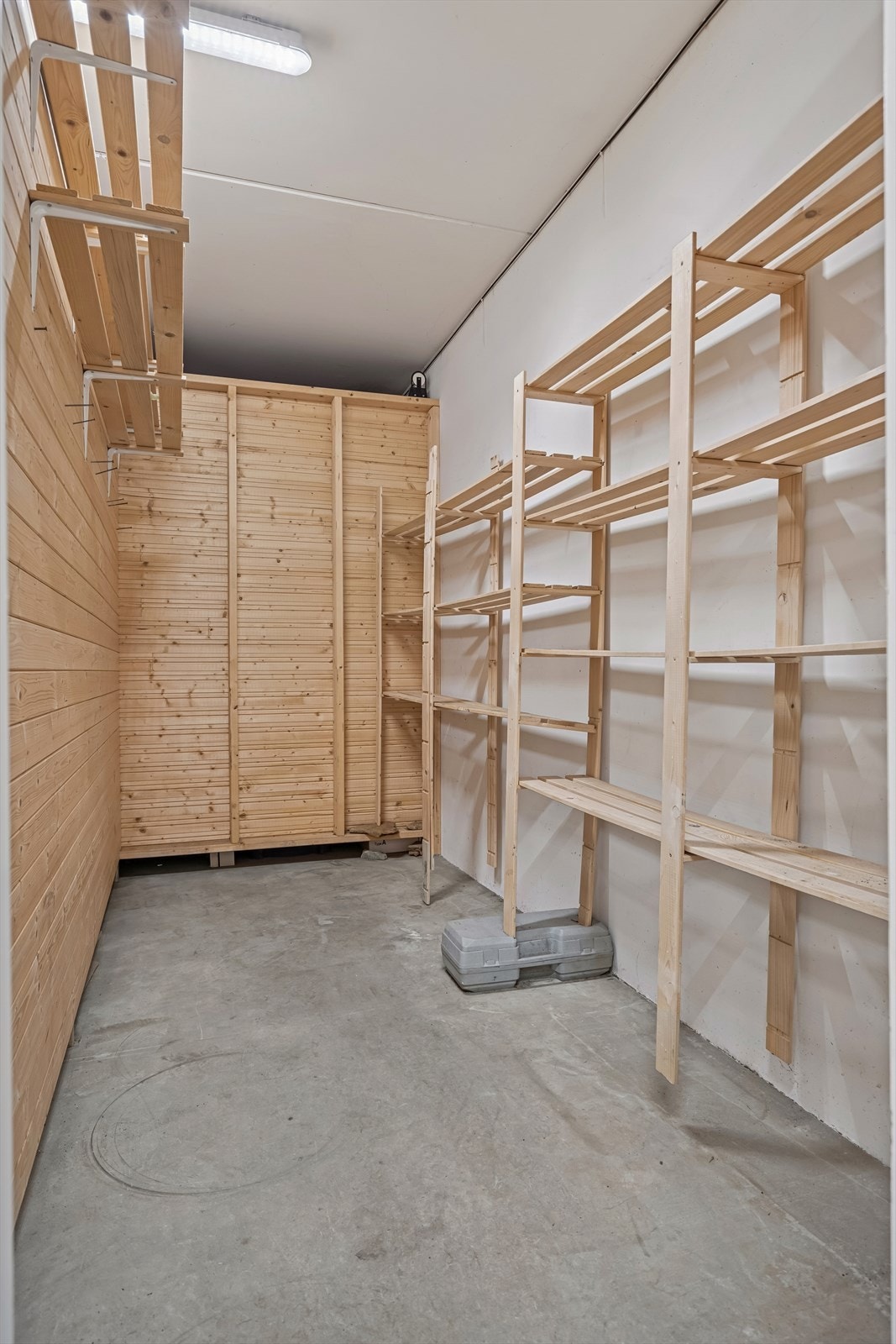 Boden har praktiske hyller og vegger i tre, som gir god oppbevaringsplass. Galleribilde