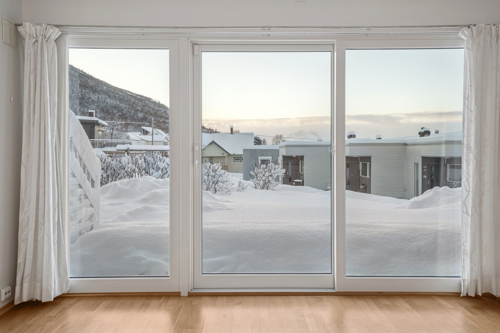 Fra stuen er det utgang til en romslig terrasseplatting med gode solforhold i sommerhalvåret. Galleribilde