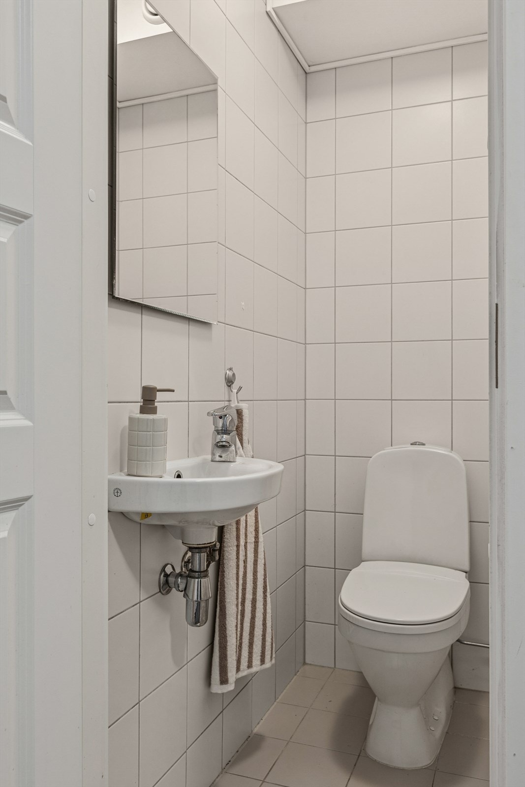 I boligens første etasje er det også eget toalettrom og separat vaskerom. Galleribilde