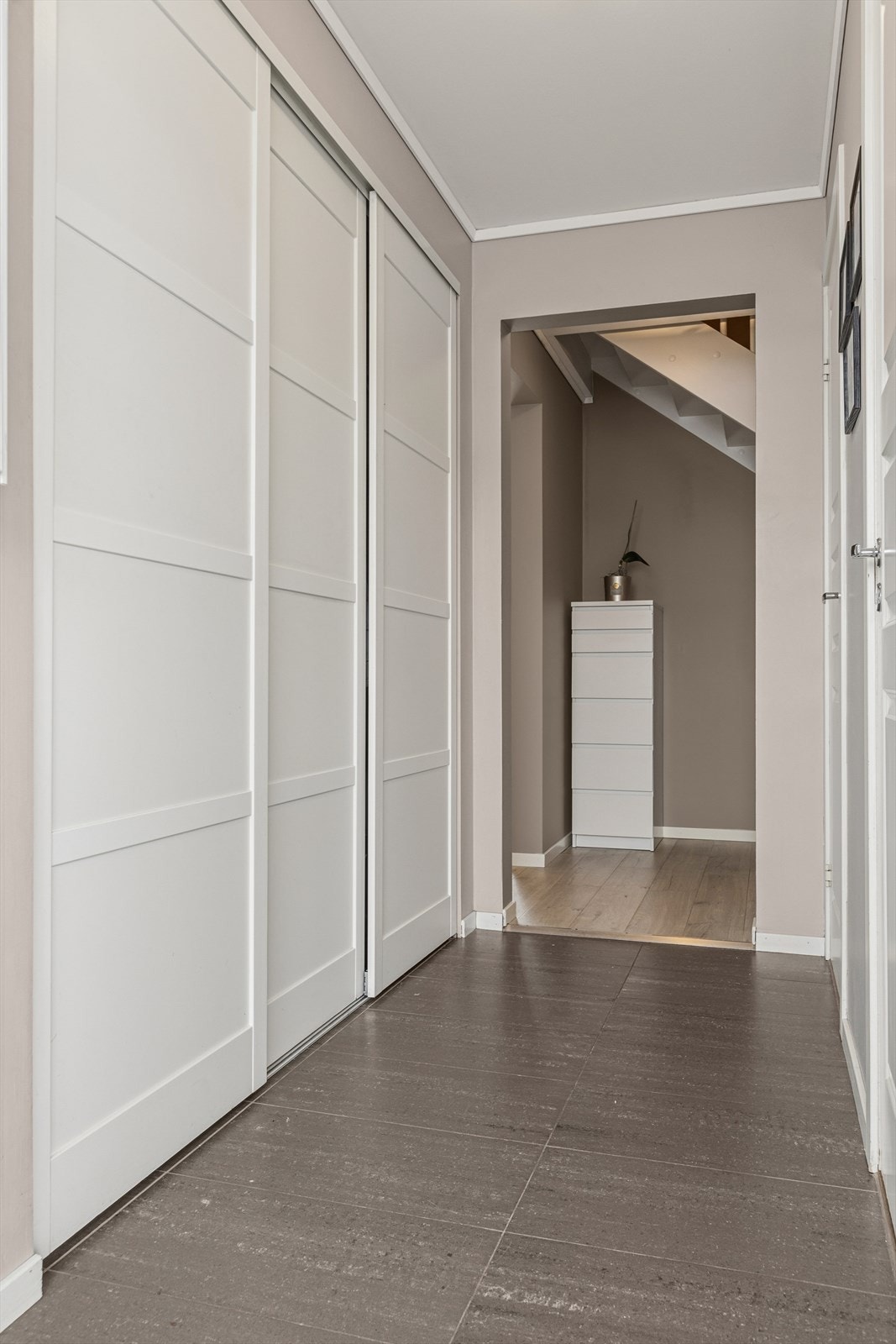 Den romslige skyvedørsgarderoben i entréen, gir rikelig med oppbevaringsplass for yttertøy og sko. Galleribilde