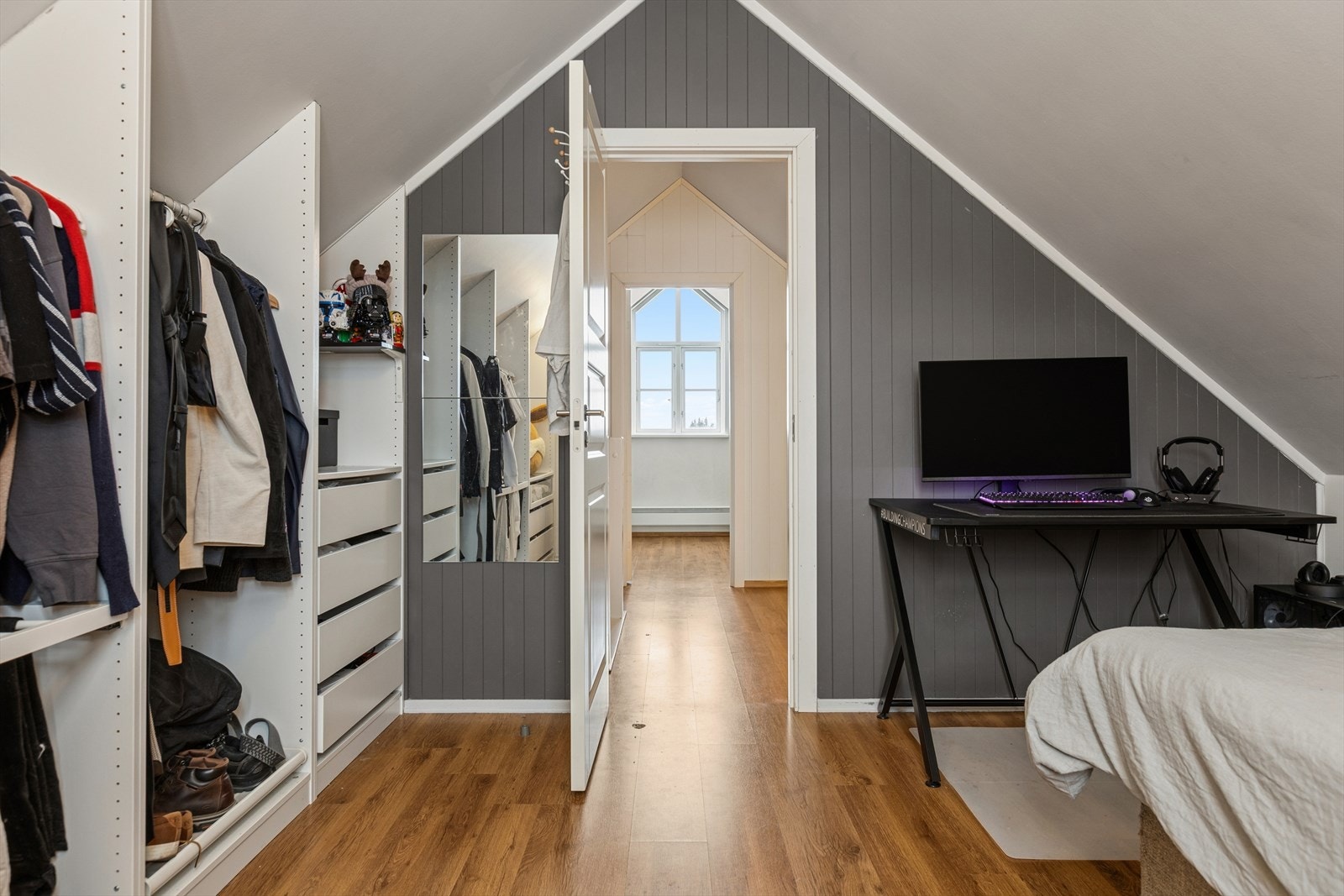 Rommene har god plass til møbleringer og er utstyrt med garderobeløsninger. Galleribilde