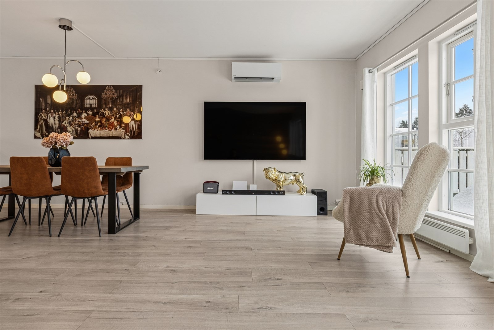 I stuen er det en naturlig sone for en stor spisegruppe. Galleribilde