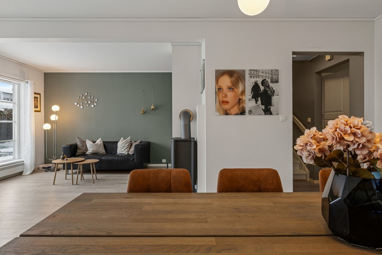 Gjennomgående gulv binder de ulike sonene i etasjen sammen på en helhetlig måte. Galleribilde