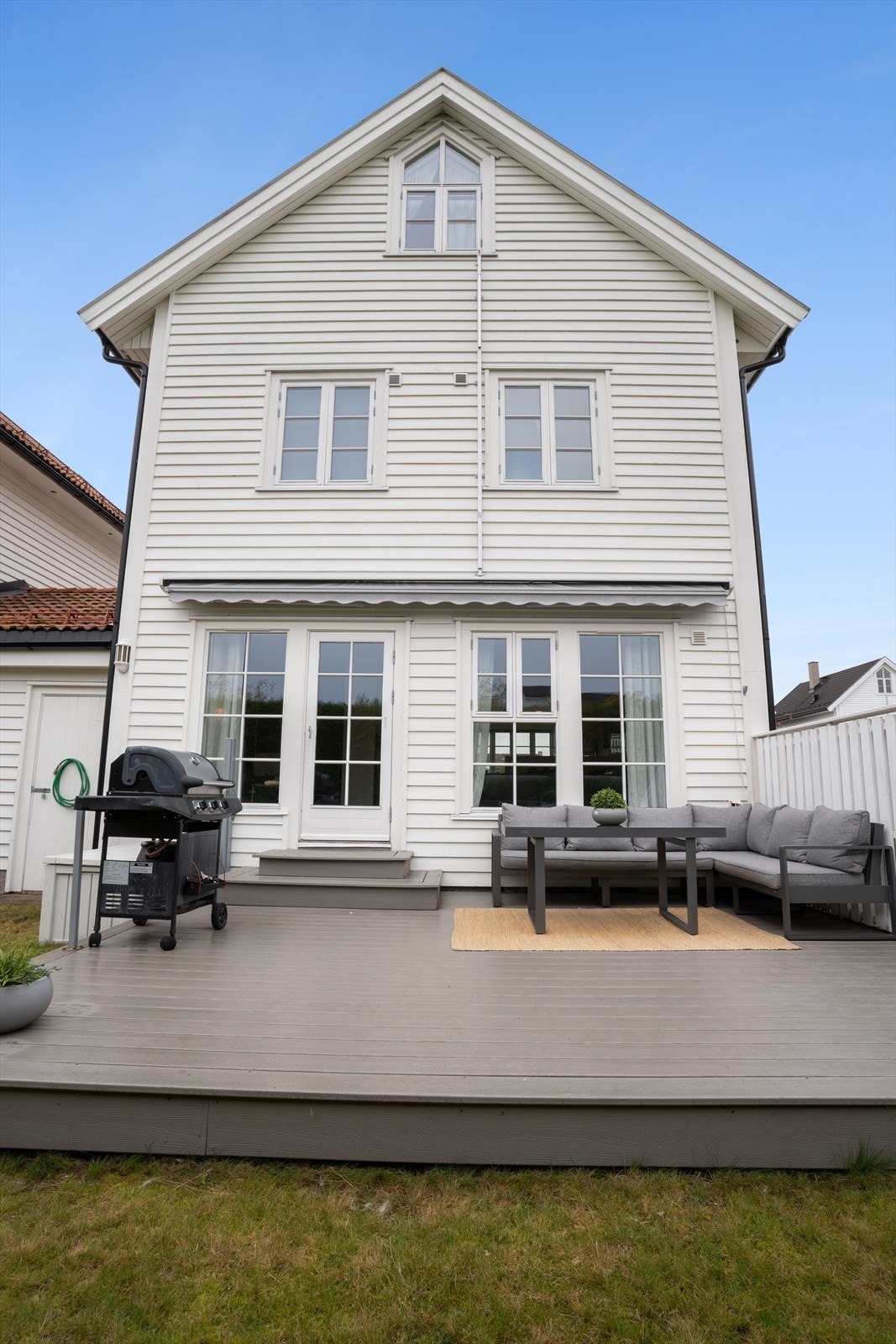 Fra eiendommen er det kort vei til skoler, barnehager og offentlig kommunikasjon samt flotte turmuligheter. Galleribilde