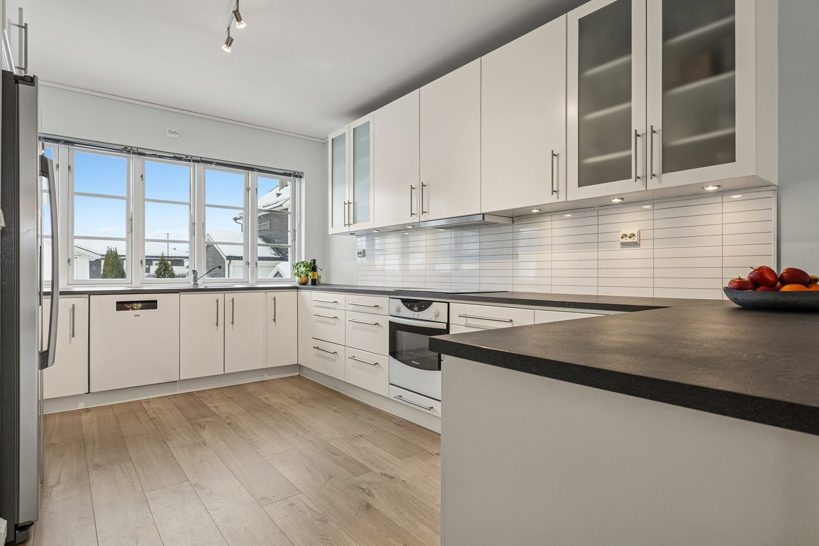 Kjøkkenet har en funksjonell U-form med rikelig av skap- og benkeplass. Galleribilde