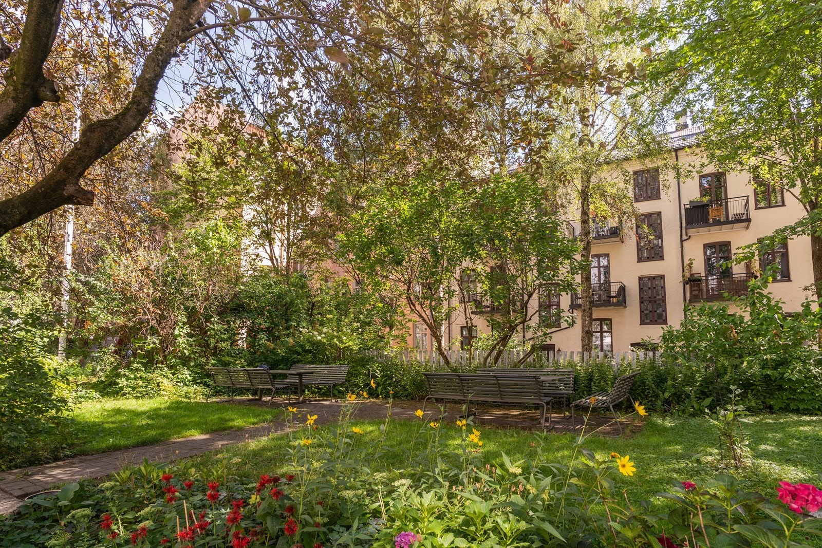 Her er det sittegrupper og grøntarealer til glede for beboerne. Galleribilde