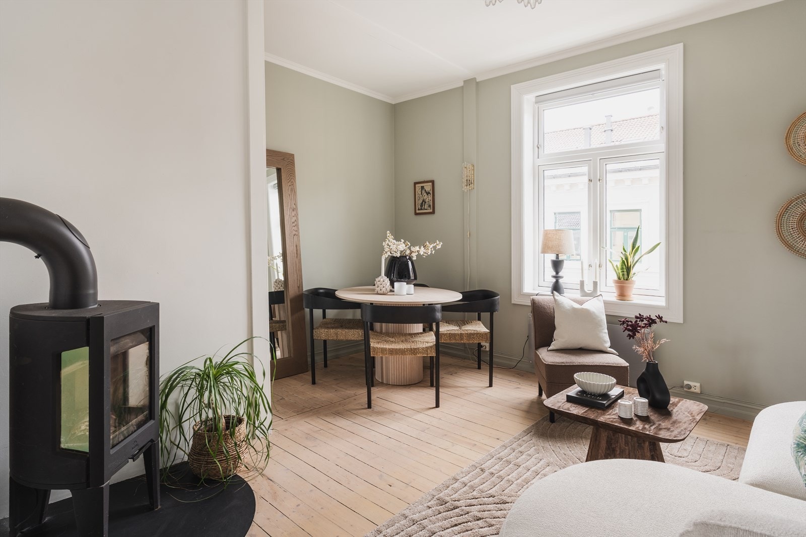 Rommet er lett å møblere med god plass til både spisebord og sofagruppe. Galleribilde