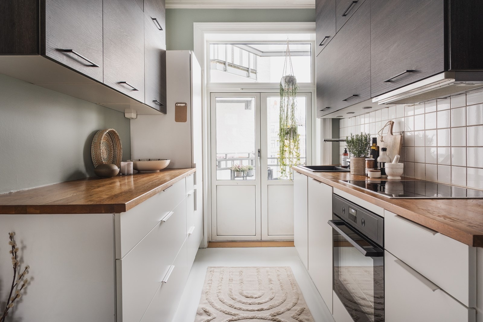 Leiligheten har et pent kjøkken fra Kvik (2016/2017) med moderne, integrerte hvitevarer. Galleribilde