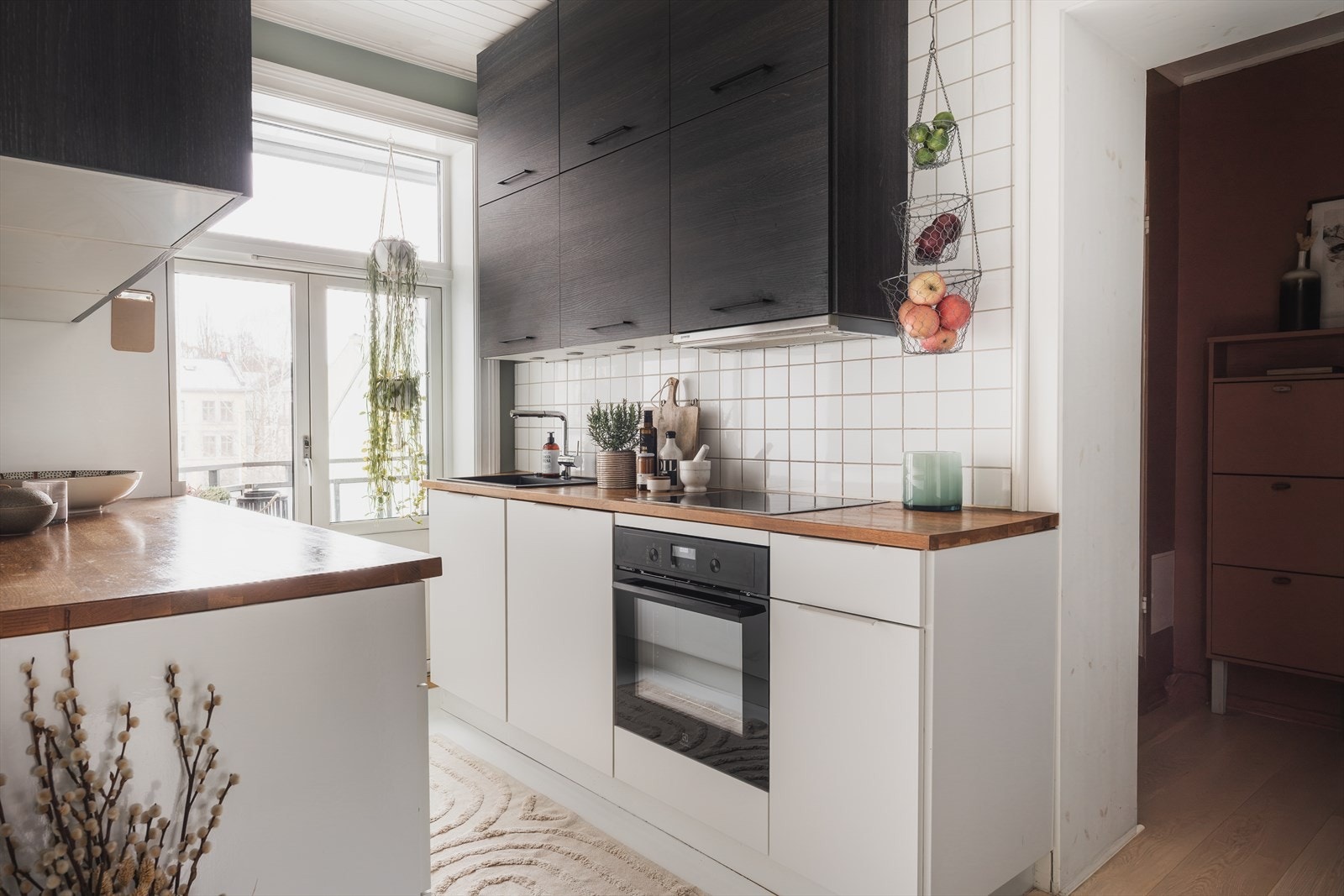 Kjøkkeninnredningen byr på rikelig med skap- og benkeplass. Galleribilde