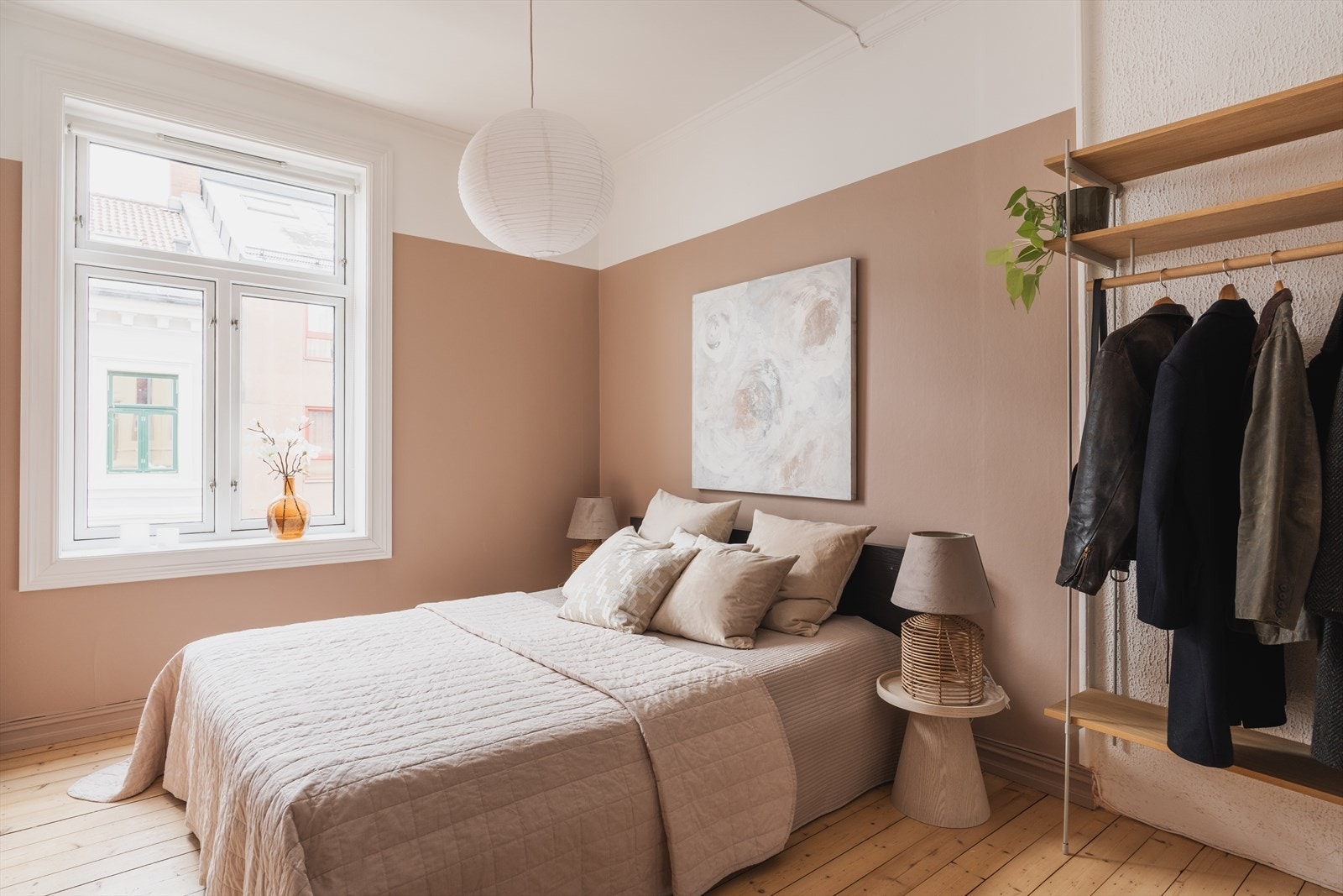 Hovedsoverommet er av god størrelse. Her er det godt med plass til en garderobeløsning om ønskelig. Galleribilde