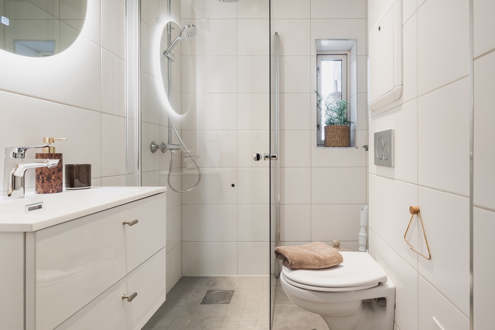 Moderne bad, oppusset i 2013, med varme i gulvet og downlights med dimmer. Galleribilde