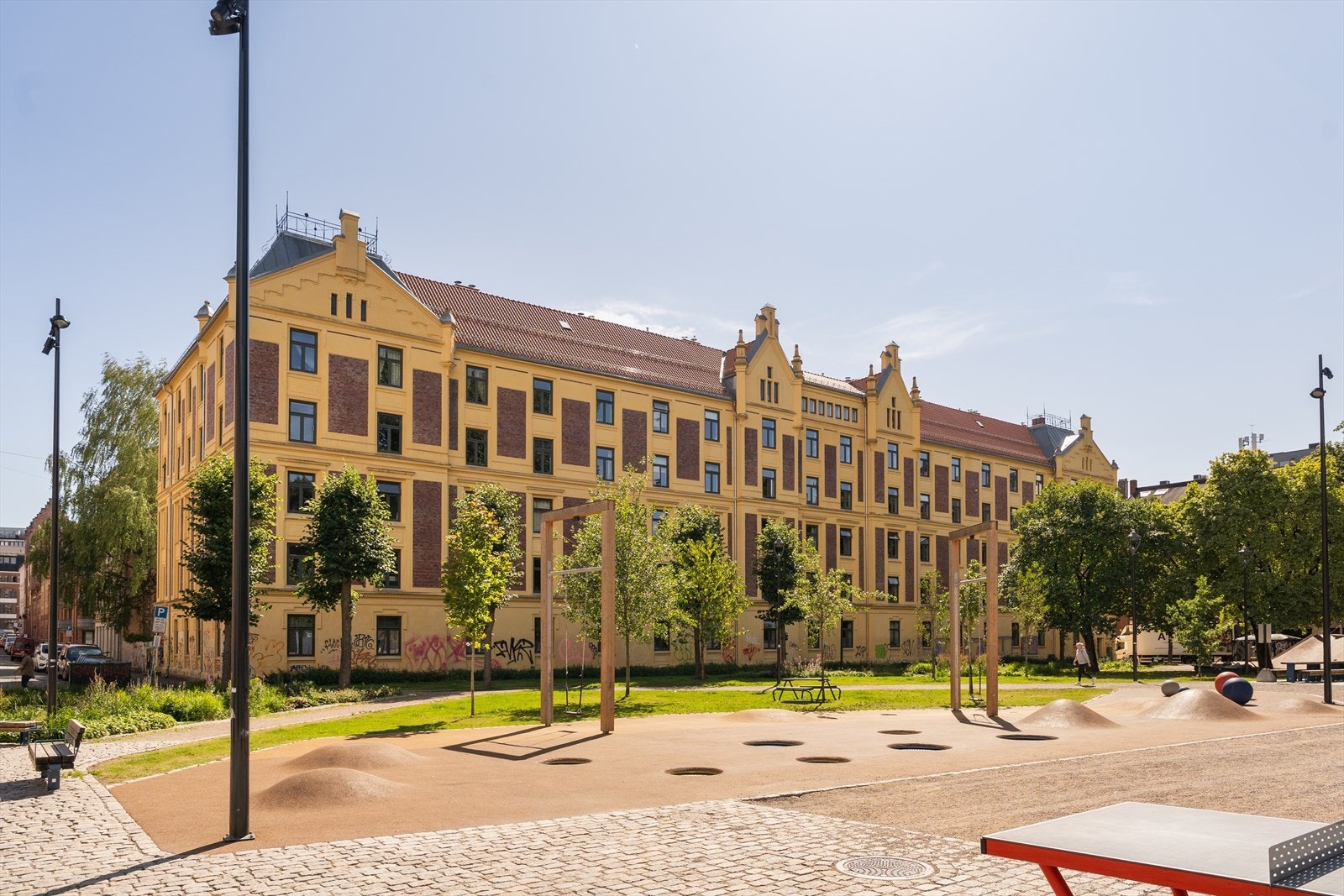 På Rudolf Nilsens plass er det laget et eget aktivitetsområde. Her er det også bordtennisbord og andre aktivitetsapparater. Galleribilde