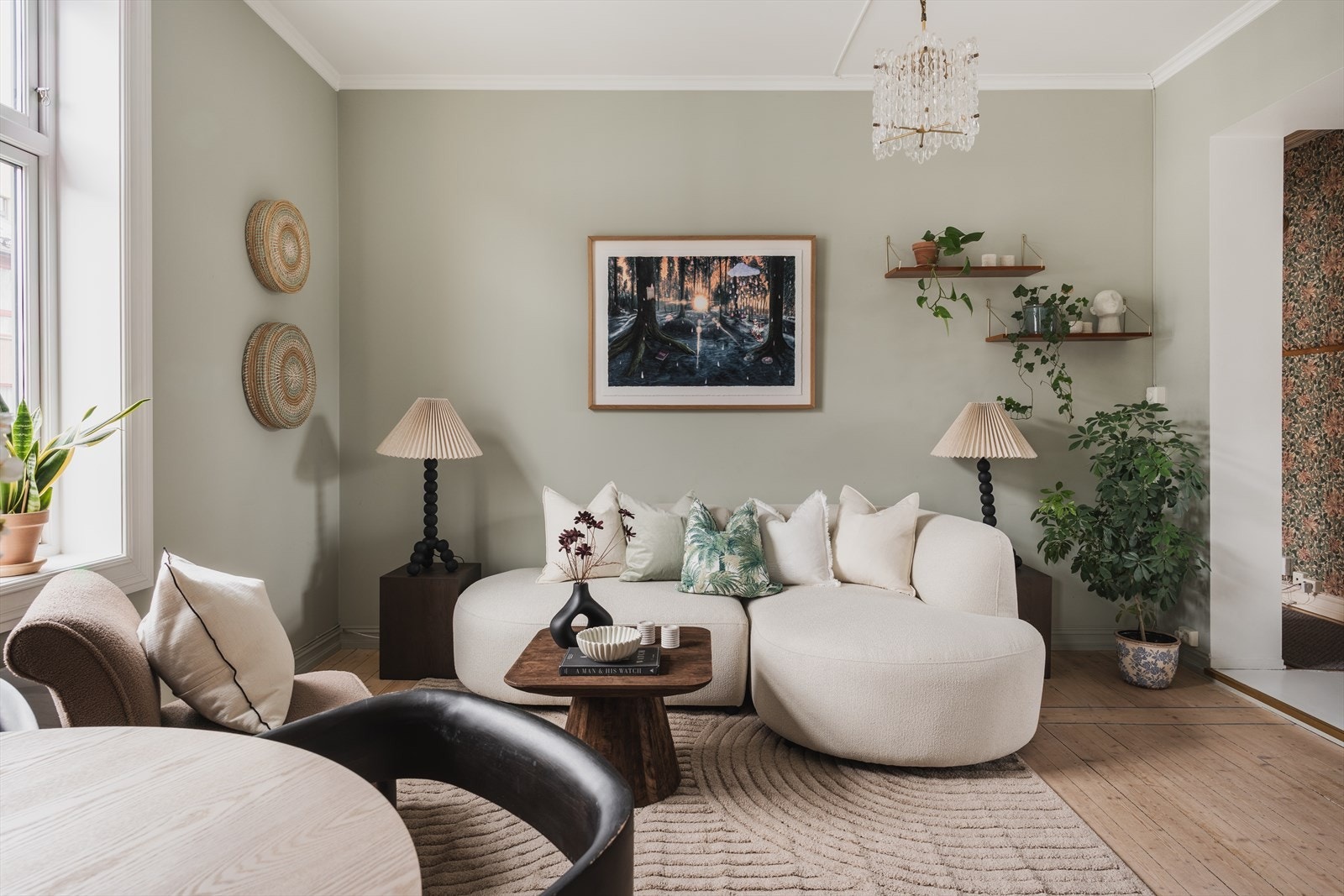 Velkommen til Heimdalsgata 26B, en klassisk og gjennomgående 3-roms leilighet på Rudolf Nilsens plass like ved Botanisk hage! Galleribilde