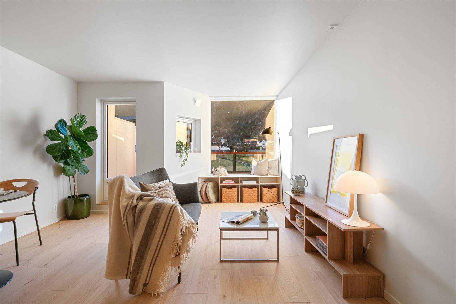 - Boligen strekker seg over 54 m² og byr på en funksjonell planløsning og oppleves vesentlig større enn sine kvadratmeter - Galleribilde