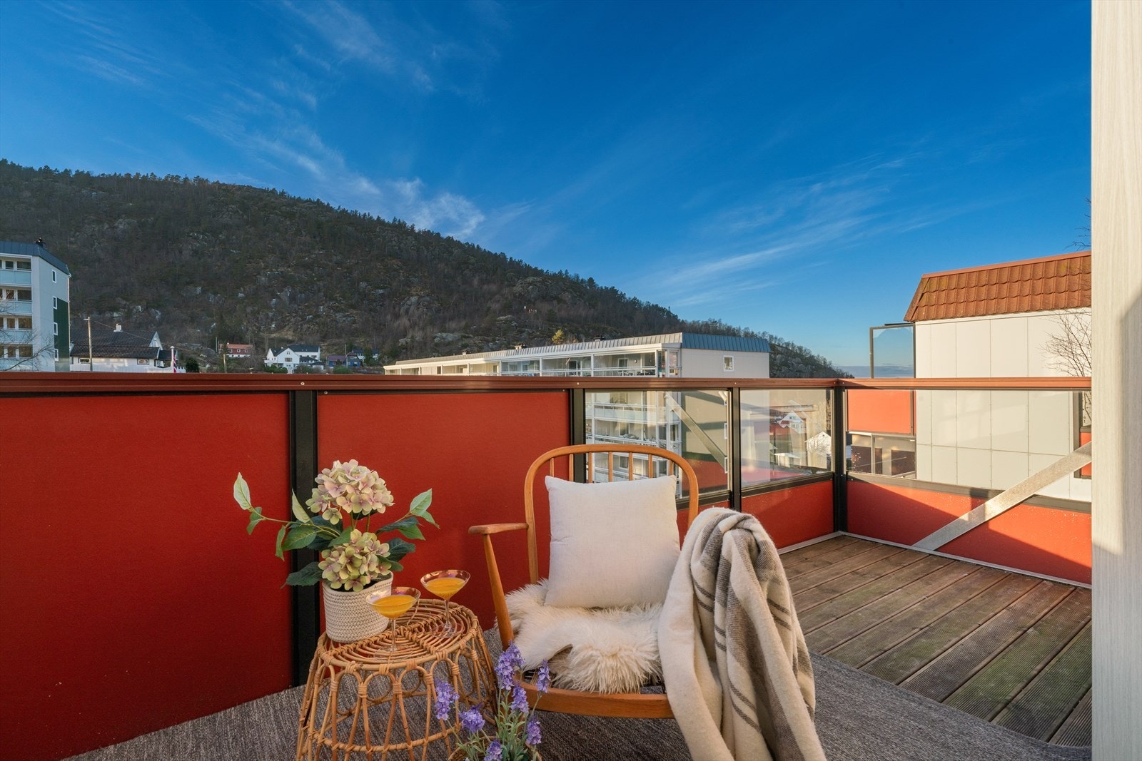 - Med en romslig balkong på 8m² og gode solforhold, ligger alt til rette for lange, solrike sommerdager - Galleribilde
