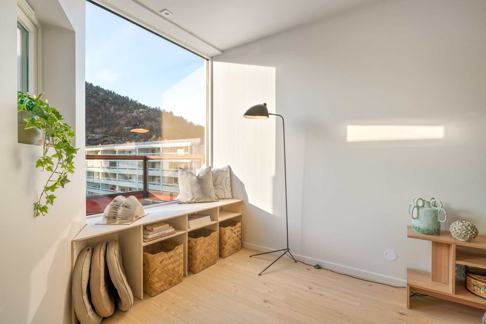 - Praktisk, medfølgende innredning til vinduskrok. Den er bygget slik at du kan fjerne den/flytte den ved ønske - Galleribilde